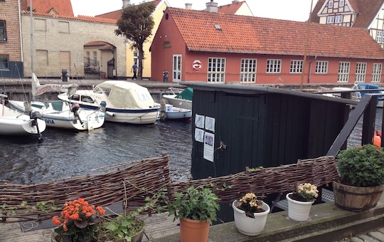 Galleria fotografica






In cammino verso il Noma. Il ristorante è al piano terra del palazzone più a sinistra. Per arrivarci dalla popolare insenatura di Nyhavn (il punto da cui è scattata la foto), occorre fare un bel giro. Ma si notano i lavori per la costruzione di un ponte. Che condurrà dritto all'insegna








Altra prospettiva sul Noma da Nyhavn. Il ristorante galleggia sulla Christianshavn, una delle tante isole artificiali che compongono Copenhagen








Di là del fiume, sulla lunga via che conduce allo spiazzo del Noma








Uno scenario molto tranquillo, di case pastello. Il silenzio è perché vanno tutti in bici










