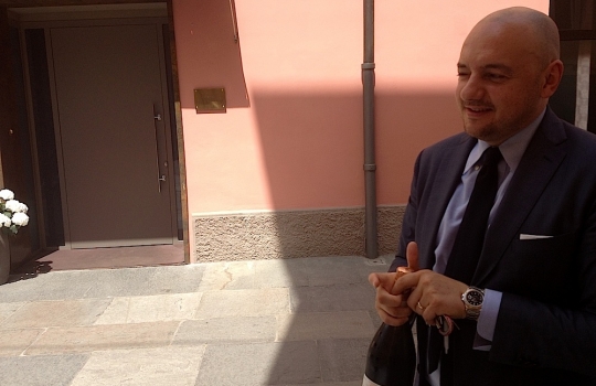 Photogallery






 
Modena’s colonnades, 186 thousand inhabitants and 3 restaurants with at least one Michelin star: Hostaria del Mare (1), Erba del Re (1) and Osteria Francescana (3 stars), our destination
 








Yellow and red tones prevail








The city still bears the signs of the May 2012 earthquake. On May 4th 2013, the day of our visit, a 3.8 magnitude earthquake was registered













By chance, Giuseppe Palmieri, maître and sommelier, appears from the grey door





