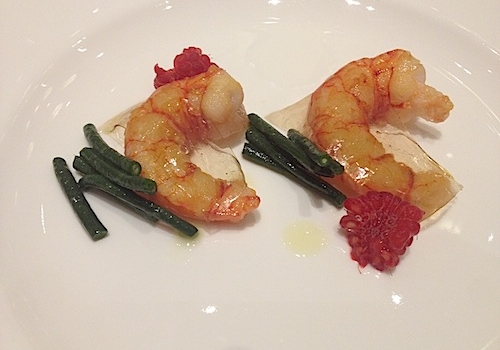 Galleria fotografica






L'ingresso di Palazzo Parigi








Carlo Cracco e il sommelier milanese Matteo Ghiringhelli. In serata berremo bollicine Giulio Ferrari, Malvasia Istriana di Vie di Romans e una mirabile Barbera 2001 di Vigneti Massa. 720 le referenze in carta inserite da Ghiringhelli: 60% italiane, 30% Francia, 10% resto del mondo








Carlo Cracco (in fasci di beatitudine per colpa del pessimo fotografo) con un ragazzo della brigata di Palazzo Parigi. L'executive è Diego Giglio, una lunga militanza in via Victor Hugo al fianco di CC e del corregionale piemontese Matteo Baronetto: "Da Matteo ci divide solo la fede calcistica", scherza Giglio, nato a Carmagnola, "juventino io, granata lui"








Quattro dei tavoli in sala, tutti in posizione angolare, sfoggiano questi divani perfetti per cene chick to chick








Alle pareti specchiere, stucchi e arazzi di pregio. Si nota un camino








Sfavillanti lampadari in vetro di Murano








Cozze e salsiccia, pronti via e subito due simboli cracchiani nel medesimo piatto. Il fondo è ghiacciato, incommestibile








Uovo di quaglia all'alpestre, uovo crudo e crunchiness balsamica








Sfilacci di burrata, pomodoro confit, salsa di crostacei e semi di passion fruit. Molto gustoso





