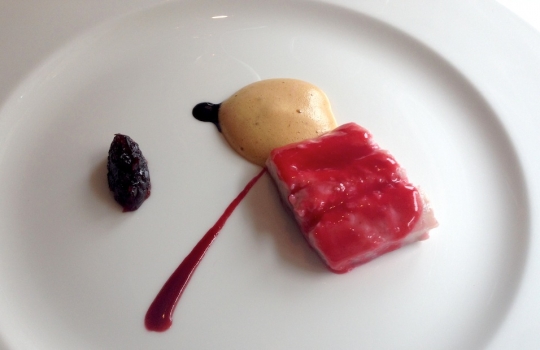 Galleria fotografica






Acqua, olio, limone e liquirizia ormai un classico taglientiano. Apertura fresca e aromatica (la ricetta è qui)








Bianco e nero di seppia, il piatto più ruffiano del nostro percorso: sotto le sfoglie di seppia che disegnano un tao, la panna cotta ai ricci di mare invita a ripulire il piatto in ogni briciola. La simmetria del piatto è interrotta da uno spaghetto stracotto, "simbolo di italianità"








Ostrica, diaframma e granita alle rose, altra entrée fresca ma anche selvatica e ferrosa








Passatina di gamberi, ceci e nocciole, Fulvio Pierangelini ribaltato





