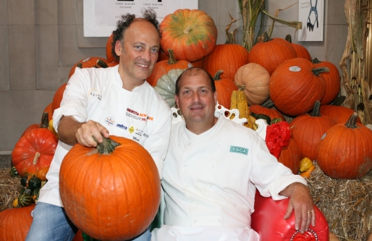 Galleria fotografica






Giuseppe Rambaldi del Combal.Zero, in sostituzione dello chef Davide Scabin, Mario Batali, Babbo e tanto altro a New York e Cesare Battisti, Ratanà a Milano








Ravioli gamberi e basilico con burro e zucca di Mario Batali








Penne con crema di peperoni di Cesare Battisti








Riccardo Felicetti e Pavia Rosati








Mario Batali e Alex Pilas, responsabile delle cucine di Eataly New York





