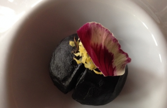 Galleria fotograficaCiocofoie
Un guscio di cioccolato 70% racchiude il ripieno di foie gras mi-cuit con qualche goccia di aceto balsamico tradizionale. Giusto per scaldare il motore
Alghe del nostro orto
Piatto border line, che gioca con una delle tecniche preferite dallo chef, quella della liofilizzazione e reidratazione, ne ha parlato anche a Identit&agrave; d&rsquo;Acqua, all&rsquo;interno dell&rsquo;ultima Identit&agrave; Milano. L&rsquo;insalata romana dell&rsquo;orto Zappatori viene prima liofilizzata e poi reidratata con succo d&rsquo;arancia, che le conferisce i muscoli agrumati necessari per reggere l&rsquo;impatto con una polvere di ostrica, gambero rosso e scampo.   Mica per tutti
Nuvola di barbabietola e toma Blu Cozie
Sbagliata sarebbe l&rsquo;impressione di un Milone-solo-uppercut. Dimostra invece un&rsquo;eleganza che pare essergli naturale (e pervade tutto il menu degustazione) con quest&rsquo;eterea meringa, lieve e friabilissima, texture davvero sorprendente che si sfalda appena al contatto della saliva rivelando le proprie dolci note vegetali. Deve per&ograve; fare i conti non solo con lo shiso, piacevole complemento, ma con un potente, delizioso blu che la prevarica. Il nostro pensiero &egrave; stato: si potrebbe cercare un abbinamento pi&ugrave; soave&hellip;
Aperitivo anni 80
Noccioline e crodino. Per&ograve; il secondo &egrave; passato per gli anni Duemila e ha conosciuto il pacojet, insomma gli Ottanta della Milano da bere sono da gustare ora al/col cucchiaio. Domina l&rsquo;amaro, sia metaforicamente (nel ricordo del bel tempo andato) che al palato
Pomodoro in conserva
Ancora liofilizzazione-reidratazione, con questo sherry che riceve un&rsquo;iniezione aromatica e poi viene bagnato al tavolo con un brodo vegetale. La puntura al pomodoro l&rsquo;abbiamo gi&agrave; vista (da Josean Alija ad esempio, indimenticabile, o da Eneko Atxa), qui il plus &egrave; la scelta del &ldquo;ripieno&rdquo;: lampone. Insomma: forti note dolci e acide, cui il brodo fa da contrappunto
