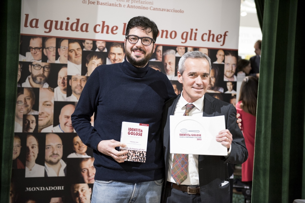 Galleria fotograficaEataly Smeraldo di Milano gremito per la presentazione della guida Identit&agrave; Golose 2015.Sul palco che spesso ospita concerti è di scena questa volta Paolo Marchi, fondatore e curatore della guida. Con lui anche Claudio Ceroni di Magenta Bureau, il braccio operativo di IG.Un'altra immagine, dall'alto......e via all'evento. Claudio Ceroni, al centro, invita sul palco il "padrone di casa" Oscar Farinetti. Coi due anche la presentatrice della serata, Tarsia Trevisan.Poi è la volta di Paolo Marchi, qui con Stefano Peccatori, direttore generale libri di Mondadori Electa, che edita la guida per il secondo anno consecutivo.