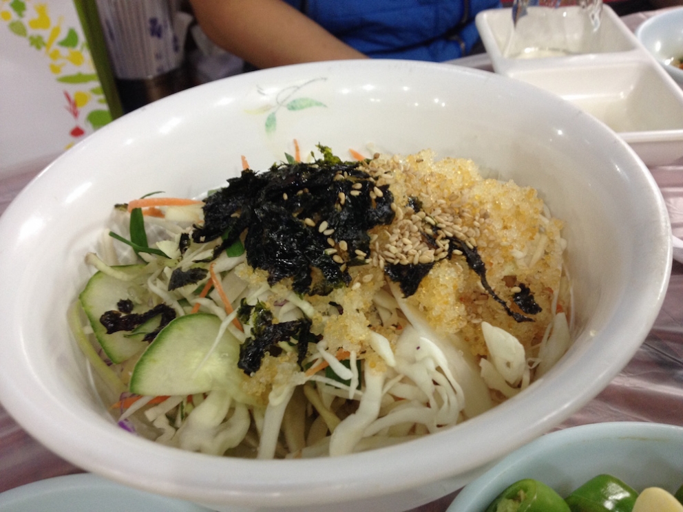 Galleria fotografica






Panoramica dal 32mo piano del Lotte Hotel di Seul. La capitale della Corea del Sud (che i locali pronunciano "sol"), con 10 milioni di abitanti (25 considerando tutta la proncia di Gyeonggi) è tra le città più popolose al mondo








Sfigurata nel Novecento dai Giapponesi (prima parte del secolo) e dalla guerra di Corea (1950-1953), oggi Seul ha un aspetto moderno, piuttosto occidentale








Con decine di milioni di turisti all'anno, Seul è tra le 10 città più visitate al mondo. Nella foto, una delle attrazioni più viste in città: il Dongdaemun Design Plaza, progettato da Zaha Adid e Samoo e completato nel marzo del 2014
 








A passeggio per il quartiere di Myeongdong, molto frequentato anche per l’alta concentrazione di ristoranti








Il viaggio era cominciato bene: tra le opzioni commestibili sui voli di Korean Air c’è proprio una squisita Bibimpap, con tanto di foglietto illustrativo








Bancarelle all’ingresso del mercato Namdaemun, tra i più popolari di Seul. Chiunque può andare e comprare; non occorrono licenze








Namdaemun, trippa a mollo








L’affitto di una bancarella al Namdaemun costa circa 2.000 dollari americani al mese, ma consente un ricavo medio mensile di almeno il doppio








Cozze giganti, molto popolari sulle tavole coreane








I mercati sono sterminati, molto puliti e per nulla caotici








All’interno del mercato, c’è anche un ristorante molto spartano e molto buono. Serve di tutto: hoe (pesce crudo), kimchi (verdure fermentate), guk tang (zuppe), bibimpap…








Baek kimchi: cavolo stufato con rape bianche, pere, prezzemolo coreano. Talvolta è servito anche con le castagne





