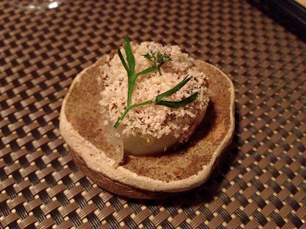 Galleria fotografica






Panoramica dal 32mo piano del Lotte Hotel di Seul. La capitale della Corea del Sud (che i locali pronunciano "sol"), con 10 milioni di abitanti (25 considerando tutta la proncia di Gyeonggi) è tra le città più popolose al mondo








Sfigurata nel Novecento dai Giapponesi (prima parte del secolo) e dalla guerra di Corea (1950-1953), oggi Seul ha un aspetto moderno, piuttosto occidentale








Con decine di milioni di turisti all'anno, Seul è tra le 10 città più visitate al mondo. Nella foto, una delle attrazioni più viste in città: il Dongdaemun Design Plaza, progettato da Zaha Adid e Samoo e completato nel marzo del 2014
 








A passeggio per il quartiere di Myeongdong, molto frequentato anche per l’alta concentrazione di ristoranti








Il viaggio era cominciato bene: tra le opzioni commestibili sui voli di Korean Air c’è proprio una squisita Bibimpap, con tanto di foglietto illustrativo








Bancarelle all’ingresso del mercato Namdaemun, tra i più popolari di Seul. Chiunque può andare e comprare; non occorrono licenze








Namdaemun, trippa a mollo








L’affitto di una bancarella al Namdaemun costa circa 2.000 dollari americani al mese, ma consente un ricavo medio mensile di almeno il doppio








Cozze giganti, molto popolari sulle tavole coreane








I mercati sono sterminati, molto puliti e per nulla caotici








All’interno del mercato, c’è anche un ristorante molto spartano e molto buono. Serve di tutto: hoe (pesce crudo), kimchi (verdure fermentate), guk tang (zuppe), bibimpap…








Baek kimchi: cavolo stufato con rape bianche, pere, prezzemolo coreano. Talvolta è servito anche con le castagne








Scodella di Bibimbap








Uova di quaglia bollite, aglio e edamame








A chiusura del pasto, ecco una bella zuppa fumante (erano le 8 del mattino)








Zuppa di alghe e merluzzo








Mingles, sulla Cheongdam-dong nel quartiere di Gangnam-gu, è l’indirizzo più interessante di cucina coreana contemporanea. L’ha aperto poco più di un anno fa Mingoo Kang, tornato a casa dopo esperienze da Martin Berasategui e da Nobu Bahamas








Mingoo Kang propone un solo menu degustazione da 88.000 won (circa 70 euro). Ognuno dei piatti contiene sempre un elemento fermentato








Mingles esprime un approccio creativo fondato però sulle salse fermentate, pilastro della cucina coreana tradizionale: cho (aceto), gan-jang (salsa di soia), gochu-jang (pasta molto piccante di peperoni rossi, fagioli di soia bolliti e sale), doen-jang (pasta di fagioli di soia), erbe e spezie








Composizione iniziale di amuse bouche. Da sinistra a destra: Polpo, foglia di senape e pasta di aioli fermentata; Gelatina di bacche omija, zuppetta di asparagi bianchi, mirtilli e spuma di aceto nero e Pera arrotolata nella sogliola (salsa di gochu jang marinata nello yuzu), uva e peperoncino








Sandwich di fegato di rana pescatrice in sfoglia di miele su chip di funghi








Insalata di noodle di riso con senape coreana, spuma di tofu, alghe marinate, abalone e aragosta





