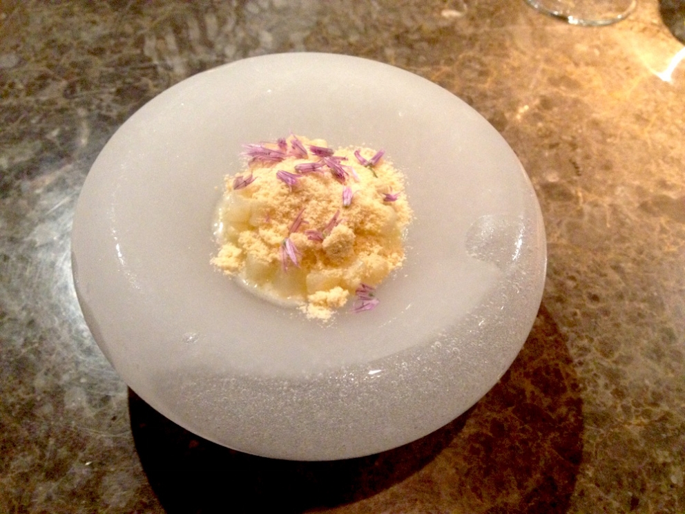 Galleria fotografica






Panoramica dal 32mo piano del Lotte Hotel di Seul. La capitale della Corea del Sud (che i locali pronunciano "sol"), con 10 milioni di abitanti (25 considerando tutta la proncia di Gyeonggi) è tra le città più popolose al mondo








Sfigurata nel Novecento dai Giapponesi (prima parte del secolo) e dalla guerra di Corea (1950-1953), oggi Seul ha un aspetto moderno, piuttosto occidentale








Con decine di milioni di turisti all'anno, Seul è tra le 10 città più visitate al mondo. Nella foto, una delle attrazioni più viste in città: il Dongdaemun Design Plaza, progettato da Zaha Adid e Samoo e completato nel marzo del 2014
 








A passeggio per il quartiere di Myeongdong, molto frequentato anche per l’alta concentrazione di ristoranti








Il viaggio era cominciato bene: tra le opzioni commestibili sui voli di Korean Air c’è proprio una squisita Bibimpap, con tanto di foglietto illustrativo








Bancarelle all’ingresso del mercato Namdaemun, tra i più popolari di Seul. Chiunque può andare e comprare; non occorrono licenze








Namdaemun, trippa a mollo








L’affitto di una bancarella al Namdaemun costa circa 2.000 dollari americani al mese, ma consente un ricavo medio mensile di almeno il doppio








Cozze giganti, molto popolari sulle tavole coreane








I mercati sono sterminati, molto puliti e per nulla caotici








All’interno del mercato, c’è anche un ristorante molto spartano e molto buono. Serve di tutto: hoe (pesce crudo), kimchi (verdure fermentate), guk tang (zuppe), bibimpap…








Baek kimchi: cavolo stufato con rape bianche, pere, prezzemolo coreano. Talvolta è servito anche con le castagne








Scodella di Bibimbap








Uova di quaglia bollite, aglio e edamame








A chiusura del pasto, ecco una bella zuppa fumante (erano le 8 del mattino)








Zuppa di alghe e merluzzo








Mingles, sulla Cheongdam-dong nel quartiere di Gangnam-gu, è l’indirizzo più interessante di cucina coreana contemporanea. L’ha aperto poco più di un anno fa Mingoo Kang, tornato a casa dopo esperienze da Martin Berasategui e da Nobu Bahamas








Mingoo Kang propone un solo menu degustazione da 88.000 won (circa 70 euro). Ognuno dei piatti contiene sempre un elemento fermentato








Mingles esprime un approccio creativo fondato però sulle salse fermentate, pilastro della cucina coreana tradizionale: cho (aceto), gan-jang (salsa di soia), gochu-jang (pasta molto piccante di peperoni rossi, fagioli di soia bolliti e sale), doen-jang (pasta di fagioli di soia), erbe e spezie








Composizione iniziale di amuse bouche. Da sinistra a destra: Polpo, foglia di senape e pasta di aioli fermentata; Gelatina di bacche omija, zuppetta di asparagi bianchi, mirtilli e spuma di aceto nero e Pera arrotolata nella sogliola (salsa di gochu jang marinata nello yuzu), uva e peperoncino








Sandwich di fegato di rana pescatrice in sfoglia di miele su chip di funghi








Insalata di noodle di riso con senape coreana, spuma di tofu, alghe marinate, abalone e aragosta








Torchon di foie gras marinato nel doen jang (pasta di fagioli di soia), vino di prugne dorate corane e kimchi bianco








Branzino al vapore con calamari mignon brasati in cima e alga combu, brodo di alghe, granchio e kimchi bianco








Cracker di alghe e tapioca con polvere di tartufo, uova di salmone, melanzana e purea di mango








Noodle di umami (capelli d’angelo, pasta di alghe e inchiostro di seppia), brodo di pollo e pesce, spuma di lemongrass, ricci di mare, ostriche fritte e gambero








Per dessert, Crème brulee di jang tro, pican di gan-jang, gochu-jang, gelato alla vaniglia e spuma di whisky








La squadra del ristorante Mingles fa festa a fine cena coi colleghi dell’Osteria Francescana. Al centro, Massimo Bottura, presenza illustre del Seoul Gourmet Festival (leggi qui)








Al centro, Vivian Han, patron del ristorante Congdu, uno dei più quotati in città, il posto ideale esperire la doppia anima della cucina coreana, tra la tradizione e una avanguardia moderata. Con lei si riconoscono lo chef Hwan Eui Lee e Chris Kwon, regista di sala (foto David Rosengarten)








The bella veranda del ristorante Congdu, indirizzo 116-1 Deoksu Palace








Spalla di maiale Jeju cotta in bassa temperatura per 48 ore con gimchi invecchiato








Carpaccio di manzo con 3 tipi di salsa di soia stagionata, caviale e insalata di fiori








Il cocktail più noto del Congdu: makgeolli di fagioli neri e ginseng rosso invecchiato 6 anni








AND dining, il ristorante di Jinmo Jang, si trova sulla Hannam-dong, quartiere di Yongsan-gu, quartiere vivace ad alto tasso hispter nella periferia meridionale della città. Si accede al ristorante di fine dining da una porticina, dopo aver passato una caffetteria da colazione








E’ un bancone di soli 8 coperti in tutto, con 3 persone in cucina. Solo menu degustazione da 130.000 won (105 euro circa)








Jinmo Jang, 30 anni, e il suo sous chef ByeongCheol Mun, 21 anni. La cucina di AND parte da una base coreana ma poi spazia in tutto il mondo, con richiami alla Nordic Cuisine e ampie parentesi anche al tecno-emozionale di stampo spagnolo (sifoni, maltodestrine, eccetera)








Amuse bouche: Minisandwich di mela e formaggio di capra, croquette alla carota e arancio, latte di tigre e tuorlo d’uovo al tartufo. Sotto, tartufo al cioccolato e gochujang





