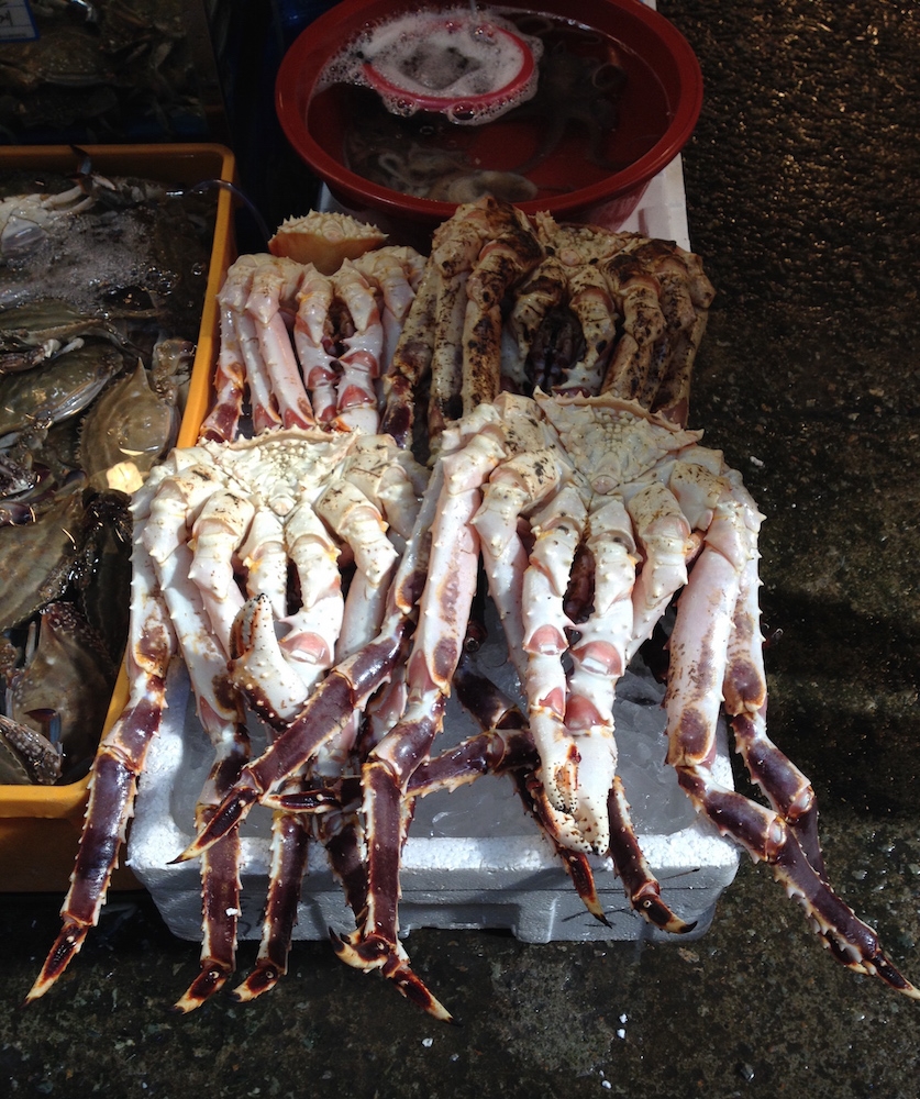Galleria fotografica






Panoramica dal 32mo piano del Lotte Hotel di Seul. La capitale della Corea del Sud (che i locali pronunciano "sol"), con 10 milioni di abitanti (25 considerando tutta la proncia di Gyeonggi) è tra le città più popolose al mondo








Sfigurata nel Novecento dai Giapponesi (prima parte del secolo) e dalla guerra di Corea (1950-1953), oggi Seul ha un aspetto moderno, piuttosto occidentale








Con decine di milioni di turisti all'anno, Seul è tra le 10 città più visitate al mondo. Nella foto, una delle attrazioni più viste in città: il Dongdaemun Design Plaza, progettato da Zaha Adid e Samoo e completato nel marzo del 2014
 








A passeggio per il quartiere di Myeongdong, molto frequentato anche per l’alta concentrazione di ristoranti








Il viaggio era cominciato bene: tra le opzioni commestibili sui voli di Korean Air c’è proprio una squisita Bibimpap, con tanto di foglietto illustrativo








Bancarelle all’ingresso del mercato Namdaemun, tra i più popolari di Seul. Chiunque può andare e comprare; non occorrono licenze








Namdaemun, trippa a mollo








L’affitto di una bancarella al Namdaemun costa circa 2.000 dollari americani al mese, ma consente un ricavo medio mensile di almeno il doppio








Cozze giganti, molto popolari sulle tavole coreane








I mercati sono sterminati, molto puliti e per nulla caotici








All’interno del mercato, c’è anche un ristorante molto spartano e molto buono. Serve di tutto: hoe (pesce crudo), kimchi (verdure fermentate), guk tang (zuppe), bibimpap…








Baek kimchi: cavolo stufato con rape bianche, pere, prezzemolo coreano. Talvolta è servito anche con le castagne








Scodella di Bibimbap








Uova di quaglia bollite, aglio e edamame








A chiusura del pasto, ecco una bella zuppa fumante (erano le 8 del mattino)








Zuppa di alghe e merluzzo








Mingles, sulla Cheongdam-dong nel quartiere di Gangnam-gu, è l’indirizzo più interessante di cucina coreana contemporanea. L’ha aperto poco più di un anno fa Mingoo Kang, tornato a casa dopo esperienze da Martin Berasategui e da Nobu Bahamas








Mingoo Kang propone un solo menu degustazione da 88.000 won (circa 70 euro). Ognuno dei piatti contiene sempre un elemento fermentato








Mingles esprime un approccio creativo fondato però sulle salse fermentate, pilastro della cucina coreana tradizionale: cho (aceto), gan-jang (salsa di soia), gochu-jang (pasta molto piccante di peperoni rossi, fagioli di soia bolliti e sale), doen-jang (pasta di fagioli di soia), erbe e spezie








Composizione iniziale di amuse bouche. Da sinistra a destra: Polpo, foglia di senape e pasta di aioli fermentata; Gelatina di bacche omija, zuppetta di asparagi bianchi, mirtilli e spuma di aceto nero e Pera arrotolata nella sogliola (salsa di gochu jang marinata nello yuzu), uva e peperoncino








Sandwich di fegato di rana pescatrice in sfoglia di miele su chip di funghi








Insalata di noodle di riso con senape coreana, spuma di tofu, alghe marinate, abalone e aragosta








Torchon di foie gras marinato nel doen jang (pasta di fagioli di soia), vino di prugne dorate corane e kimchi bianco








Branzino al vapore con calamari mignon brasati in cima e alga combu, brodo di alghe, granchio e kimchi bianco








Cracker di alghe e tapioca con polvere di tartufo, uova di salmone, melanzana e purea di mango








Noodle di umami (capelli d’angelo, pasta di alghe e inchiostro di seppia), brodo di pollo e pesce, spuma di lemongrass, ricci di mare, ostriche fritte e gambero








Per dessert, Crème brulee di jang tro, pican di gan-jang, gochu-jang, gelato alla vaniglia e spuma di whisky








La squadra del ristorante Mingles fa festa a fine cena coi colleghi dell’Osteria Francescana. Al centro, Massimo Bottura, presenza illustre del Seoul Gourmet Festival (leggi qui)








Al centro, Vivian Han, patron del ristorante Congdu, uno dei più quotati in città, il posto ideale esperire la doppia anima della cucina coreana, tra la tradizione e una avanguardia moderata. Con lei si riconoscono lo chef Hwan Eui Lee e Chris Kwon, regista di sala (foto David Rosengarten)








The bella veranda del ristorante Congdu, indirizzo 116-1 Deoksu Palace








Spalla di maiale Jeju cotta in bassa temperatura per 48 ore con gimchi invecchiato








Carpaccio di manzo con 3 tipi di salsa di soia stagionata, caviale e insalata di fiori








Il cocktail più noto del Congdu: makgeolli di fagioli neri e ginseng rosso invecchiato 6 anni








AND dining, il ristorante di Jinmo Jang, si trova sulla Hannam-dong, quartiere di Yongsan-gu, quartiere vivace ad alto tasso hispter nella periferia meridionale della città. Si accede al ristorante di fine dining da una porticina, dopo aver passato una caffetteria da colazione








E’ un bancone di soli 8 coperti in tutto, con 3 persone in cucina. Solo menu degustazione da 130.000 won (105 euro circa)








Jinmo Jang, 30 anni, e il suo sous chef ByeongCheol Mun, 21 anni. La cucina di AND parte da una base coreana ma poi spazia in tutto il mondo, con richiami alla Nordic Cuisine e ampie parentesi anche al tecno-emozionale di stampo spagnolo (sifoni, maltodestrine, eccetera)








Amuse bouche: Minisandwich di mela e formaggio di capra, croquette alla carota e arancio, latte di tigre e tuorlo d’uovo al tartufo. Sotto, tartufo al cioccolato e gochujang








Tartare di capasanta con latte di ricci di mare e neve








Sea ("mare"): sabbia edibile di aringhe affumicate, alghe, olio di fagioli fermentati con maltodestrina di tapioca. Il tutto è servito con gamberi al vapore, lumache di mare, vongole, ostriche feremntate e tunicata








Abalone e uova di triglia disidratate








Anatra su salsa di bietole








Peperoncini all’ingresso del Noryangin, l'altro monumentale mercato della città (con wi-fi pubblico)













Tunicata (sea squirt in inglese), mollusco molto popolare in Corea: tolto l’involucro gommoso, si preleva il contenuto e si frigge








Enorme la varietà di granchi coreani, buonissimi se fermentati nella salsa di soia (Gankang-gejang)








Prawns in fila





