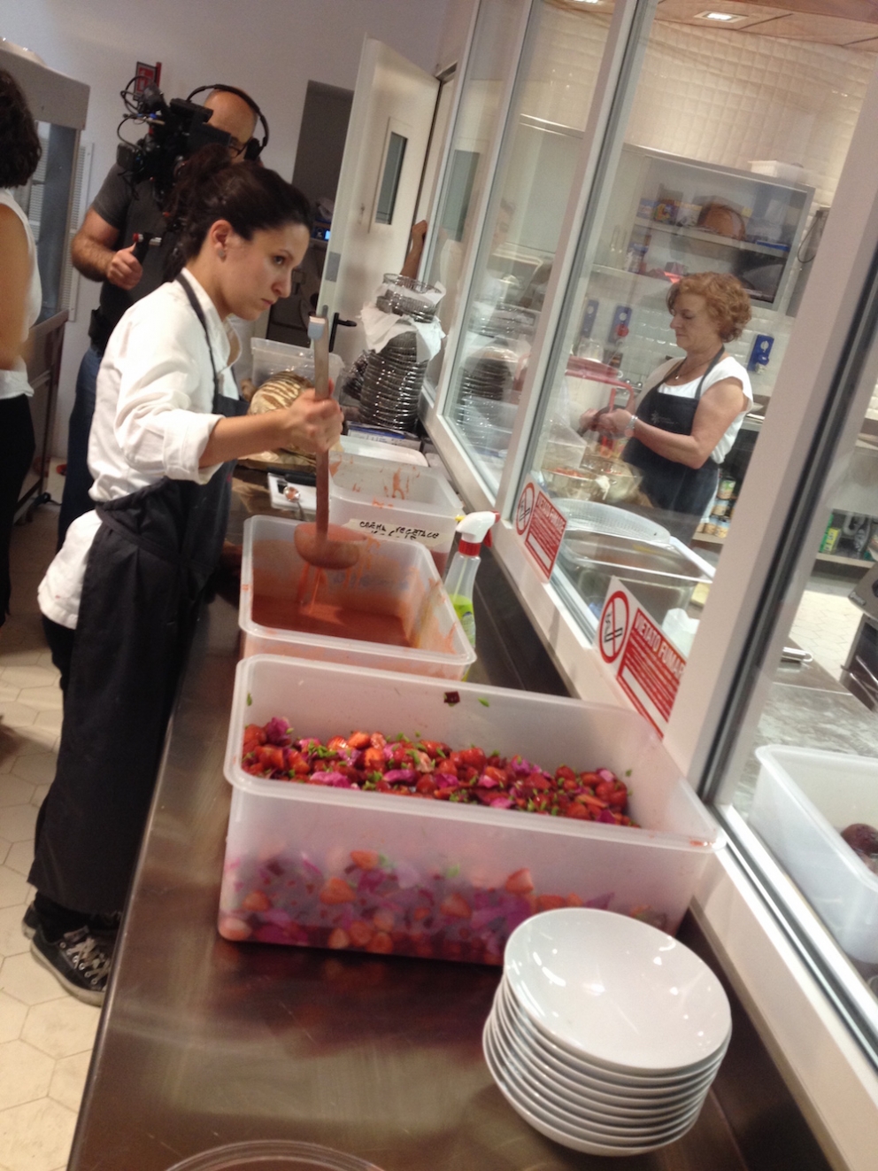 Galleria fotografica






PENSIEROSO. Ore 16.30 Massimo Bottura riflette in piazzale Greco prima del servizio








Il latte? Si utilizza solo quello che scade il giorno stesso








Frutta e verdura dall'Expo: ammaccata ma buona








Imperativo dietro le quinte: differenziare sistematicamente tutti i rifiuti








Men at work





