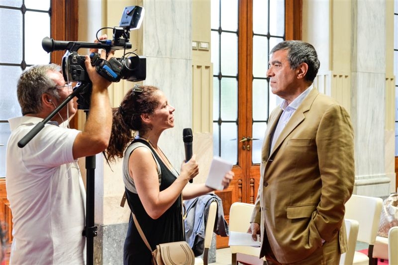 Galleria fotograficaLa presentazione di "100 chef x 10 anni": il microfono a Claudio Ceroni, patron MAGENTAbureauPaolo Marchi con Massimo BotturaGli chef affacciati alla balconata della Stazione Centrale di MilanoIl saluto degli chefSpazio agli autori e ai curatori di "100 chef x 10 anni": Giulia Corradetti, Annalisa Cavaleri, Carlo Passera. Con loro, Claudio Ceroni e Paolo MarchiLuciano Monosilio, Luca De Santi, Anthony Genovese, Cesare Battisti, Francesco Apreda