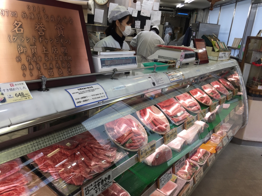 Galleria fotograficaKobe, un milione e mezzo di abitanti, &egrave; la capitale tranquilla della prefettura giapponese di Hyogo, a sua volta inserita nella macro-regione di Kansai, raggiungibile dall&rsquo;aeroporto internazionale di Osaka. Kobe dista da Osaka un&rsquo;oretta di macchina e 23 minuti di Shinkansen, i treni ad alta velocit&agrave; del Giappone. La tratta Kobe-Tokyo, circa 550 chilometri, si percorre in appena 2 ore e mezza
La prefettura di Hyogo - divisa nelle 4 province di Settsu (Kobe), Harima, Tamba e Tajima - unisce due coste: il mare del Giappone e il mare di Seto nel Pacifico a sud. Il suo simbolo &egrave; il castello di Himeji, patrimonio mondiale dell&rsquo;umanit&agrave; Unesco, eretto nel 1601. Tra poche settimane, tutt&rsquo;attorno, cominceranno a fiorire i ciliegi, uno spettacolo molto atteso&nbsp;(foto&nbsp;dronestagr.am)
La fama di Kobe accrebbe nel 1868 quando venne aperto il porto, che oggi dialoga con 500 altri porti di 130 paesi nel mondo. &Egrave; una tappa popolare per le navi da crociera. Kobe &egrave; un centro importante per le industrie pesanti e l&rsquo;acciaio: tra le altre, Kawasaki, Mitsubishi e Toshiba (foto seanews)

&nbsp;
Uno dei poli&nbsp;gastronomici pi&ugrave; vivaci di Kobe &egrave; sotterraneo, nel centro commerciale di Sogo. Decine di isole curatissime, con prodotti gastronomici di ogni genere. In primis, esercizi di patisserie e chocolaterie, una replica perfetta dei modelli francesi
Il pane &egrave; un simbolo importante per la gastronomia di Kobe, per i locali e per gli expat, circa 40mila residenti da tutto il mondo
I macaron, molto popolari nella Kobe bene
Passiamo alle meraviglie della gastronomia giapponese autentica: sempre sotto al centro commerciale Sogo, drappi di tessuto tinti con ideogrammi nascondono gli ingressi di piccole tavole a conduzione familiare, come questo teppanyiaki. Quattro tavoli in tutto, ognuno con piastra, per arroventarsi qualsiasi cosa. Nel nostro caso, soba meshi (noodle fritti con carne) e okonomiyaki, sorta di frittata. Vietato indossare maglioni pregiati
Nel centro di Kobe spunta anche una vivace Chinatown. Sono forti i legami commerciali tra la citt&agrave; giapponese e l&rsquo;isola cinese (con ambizioni irredentiste) di Taiwan
Le relazioni tra Kobe e Taiwan si sono rafforzate anche per un tragico destino comune: le calamit&agrave; naturali. Il terremoto di Kobe del 17 gennaio 1995 provoc&ograve; 6.400 vittime e 40mila feriti, danneggiando oltre 240mila palazzi. Nella foto, la prima sede del ristorante di cucina tradizionale Matsunoya dopo il sisma
Il ristorante Matsunoya &egrave; rinato in una nuova sede. Gli abbiamo dedicato un post
La chiusura del menu kaiseki del Matsunoya: t&egrave; matcha frullato per qualche secondo con canne di bamb&ugrave;, una preparazione molto popolare
Siamo accolti nel quartier generale della prefettura di Hyogo dal governatore in persona, il signor Toshizo Ido (nella foto, a destra). &laquo;Volevamo ringraziarvi anche per la nostra formidabile&nbsp;esperienza all&rsquo;Expo&raquo;, ci ha detto
I vasi di tulipani nel giardino della residenza del governatore di Hyogo
Dove comprare coltelli da cucina a Kobe? Coltelleria Kireaji-no-le, sulla Moto manchi dori, strada popolare per lo shopping
