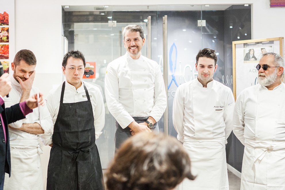 Galleria fotografica






L'ingresso di Eataly Smeraldo a Milano, vestito a festa per il decennale. Il primo Eataly aprì al Lingotto di Torino il 27 gennaio 2007. Milano inaugurò nel marzo 2014









121 i coperti della cena celebrativa milanese, distribuiti al secondo piano









Antonia Klugmann si prepara









Foto di gruppo prima della cena. Si incaricano dell'introduzione della serata, dei cuochi e dei piatti Stefano Murialdo, direttore di Eataly Milano (al centro) e Gabriele Zanatta di Identità Golose (a sinistra)






