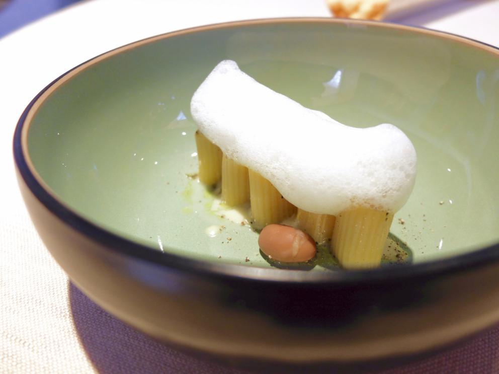 Galleria fotograficaUn pranzo spettacolare grazie a Michela ed Emanuele Scarello. Lo raccontano gli scatti di Tanio Liotta. S'inizia con gli appetizer: Sfera di zucchine trifolate e gel di menta, Cono di insalata russa e farina di ceci, Cialda di fagioli, lenticchie e amaranto e patate di Godia, Spugna di erbe verdi e cipolla fondente, Meringa al formaggio soffiato, Croccante di pistacchi, Grana Padano e caff&eacute;. E ancora: prosciutto crudo San Daniele Dall'Ava, grissini di polenta, ricotta fresca con erba cipollina
Gocce di cipolla con siero di latte, aglio orsino e caviale: piatto insieme delicato e di classe
Parfait di seppia con il suo nero e tuorlo candito al burro. La seppia &egrave; prima cotta a poi tostata, la consistenza perfetta
Solo d&rsquo;alghe,&nbsp;la mia insalata di mare: piatto indimenticabile, &laquo;non ci sono cozze, seppie n&eacute; rucola&raquo;, bens&igrave; sette tipi d'alga e quattro piante alofite, poi panna cotta salata al bergamotto, maionese d'agrumi, yogurt al pompelmo... Quindi acqua di mare, si degusta con un vermuth agricolo Santon aromatizzato al santonego, ossia l'artemisia di Grado. Eccelso, il piatto compie un anno di vita, &laquo;ne dedichiamo ogni anno uno al mare&raquo;
Erbe di campo&nbsp;con tartare di crostacei e brodo d&rsquo;asparagi
Tortelli di carciofo violetto&nbsp;con filetto d&rsquo;agnello, aglio dolce e crema soffice di topinambur
