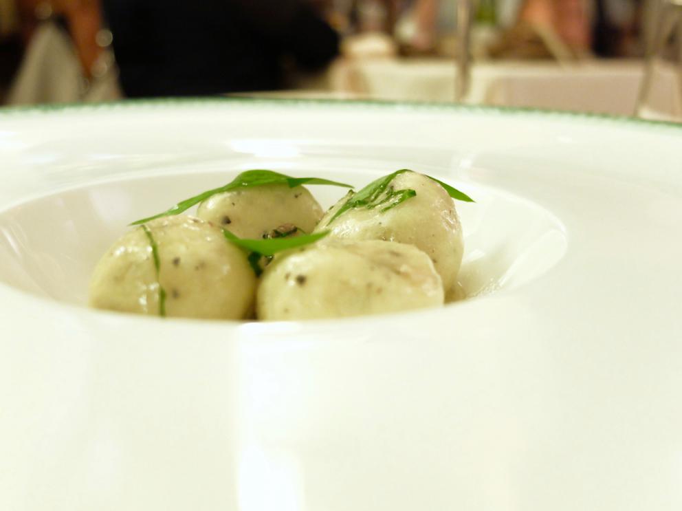 Galleria fotograficaLa nostra cena a La Subida negli scatti di Tanio Liotta. Ricotta salata su letto di polenta
Bruscandoli, pane condito, sclopit, uovo di quaglia
Dadolata di cervo e salmerino, insalata di topinambur, nuvola di polenta dorata: squisito
Girini: briciole di pasta, germogli, asparago selvatico, fiori di salvia selvatica e aglio orsino, sclopit e pomodoro. Delizia
Mlinci: pasta fresca, leggermente abbrustolita, condita con i prodotti dell'orto e dadolata d'oca
Crema di asparagi verdi con misticanza di erbe e germogli primaverili, uova di trota

