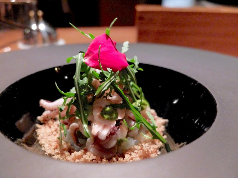 Galleria fotografica






Bellissima cena da Milone negli scatti di Tanio Liotta. Si inizia con un Tris di antipastini all'italiana, l'abbinamento è con una camomilla calda (!). Qui Cocktail in salsa Aurora… 30 anni dopo, ossia il cocktail di gamberi senza gamberi: tapioca, salsa rosa, uova di pesce volante e di trota, lattuga scondita. Gran livello









Sempre dal Tris, il secondo piatto: Insalata di pollo. Si tratta di misticanza all'olio di melissa con fondo di pollo e pelle di pollo croccante. Anche questo buonissimo









Ultimo piatto del Tris, riuscitissimo, sono le Uova ripiene: tuorlo d'uovo marinato a freddo, marshmellow al finocchietto, yogurt di erbette, finocchietto marino, perlage al tartufo









Erbe e fiori del nostro orto, ossia crudo di gamberi rossi, erbe, succo di melone e noci verdi in carpione. Delicatissimo, piacevolissimo









Grandissimo piatto: Triglia cotta in foglie di alloro. La triglia è perfetta, le foglie di alloro si mangiano, sono croccanti e si sposano perfettamente, poi succo di triglia, riduzione di alloro e maionese di mandarino






