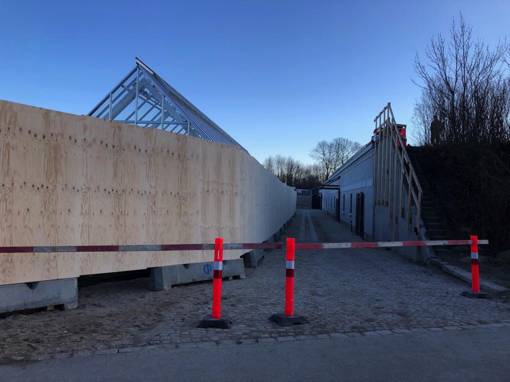 Photogallery






Noma 2.0 is in Christianshavn, the same neighbourhood as the first Noma. They’re 1.5 km apart, a 15 minutes’ walk. This picture shows the distance: to the right, there’s the warehouse of the old location (in Strandgade 93), to the left the smokestacks of Amager Bakke, the futuristic incinerator below which stands the new Noma (in Refshalevej 96)









Weather permitting, you can have a peaceful walk between the previous Noma to today’s Noma 









The new Noma is on an isthmus surrounded by canals. In the future they also want to reclaim some small parts for hydroponic farming









Bucolic scene with incinerator









Bikes left outside Noma. It’s the favourite means of transport among employees and interns






