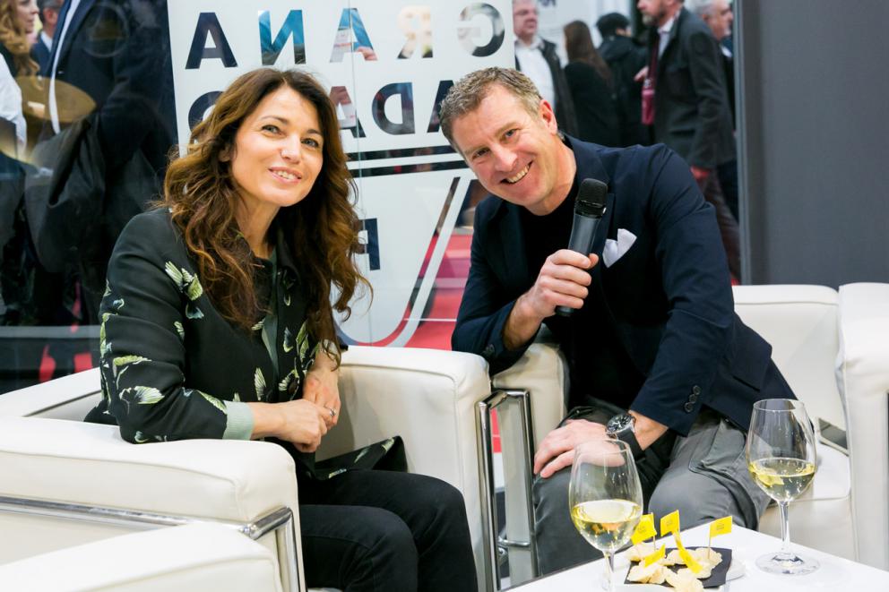 Galleria fotografica






Yannick Alléno davantin allo stand S.Pellegrino "The Experienze Table"









Matteo Lunelli, Oscar Farinetti, Francesco Cerea e, seduti, Josep Roca e Antonio Santini









Francesca Romana Barberini allo stand Petra Molino Quaglia









Massimo Bottura & selfie









Franco Pepe e Carlo Cracco









Fabrizio Ferrari e Nicola Fossaceca allo stand della Fondazione Birra Moretti









Gran folla: là in fondo c'è Pino Cuttaia...






