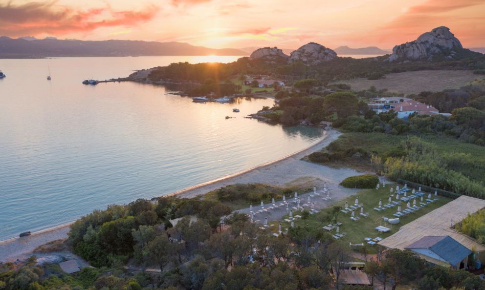 Finger's Beach a Baja Sardinia: le suggestioni estive di Roberto Okabe raddoppiano in Sardegna