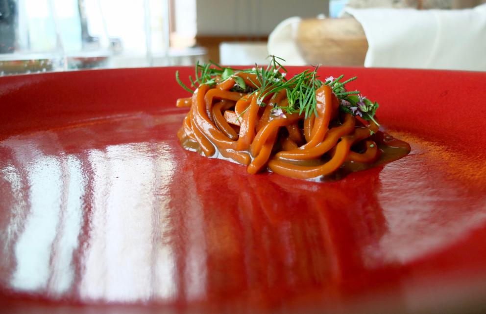 Galleria fotografica






Uomini e donne de La Tana Gourmet quasi al completo: da sinistra Alessandro Dal Degan, il pastry chef Denny Caliaro, Marco Perin, Jacopo Robelli, Giada Mastrotto, Enrico Maglio. Le foto sono di Tanio Liotta









Salsa all'uovo, pecorino e pepe con cracker ai cereali









Chips di patate, carote e amaranto









Cipolla, crème fraîche, ristretto di pollo, crusca, pepe arancio (ossia foglie di Zanthoxylum beecheyanum). Gran piatto









Ricotta, latticello, finferli, crema di gambo di carciofo, foglie e fumo di larice









Lumache stufate nel fieno, crema di erbe di campo, pane al muschio, crema di ginepro, peperone del piquillo









Orzo: terra ed acqua. Ossia orzo mantecato con l'Asiago, fagioli neri (la buccia in mantecatura, il resto in polvere), katsuobushi, lattuga di mare, scampi, limone candito al sale. L'orzo, così risottato, «non scuoce mai»






