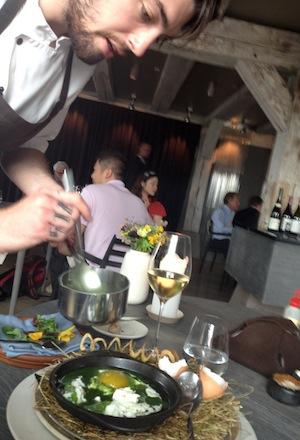 Galleria fotografica






In cammino verso il Noma. Il ristorante è al piano terra del palazzone più a sinistra. Per arrivarci dalla popolare insenatura di Nyhavn (il punto da cui è scattata la foto), occorre fare un bel giro. Ma si notano i lavori per la costruzione di un ponte. Che condurrà dritto all'insegna








Altra prospettiva sul Noma da Nyhavn. Il ristorante galleggia sulla Christianshavn, una delle tante isole artificiali che compongono Copenhagen








Di là del fiume, sulla lunga via che conduce allo spiazzo del Noma








Uno scenario molto tranquillo, di case pastello. Il silenzio è perché vanno tutti in bici













Al massimo si sente rombare qualche scafo








Il vascello davanti al Noma. Oltre a quella danese, sventolano le bandiere di Isole Far Oer e Groenlandia: le loro ambasciate sono nello stesso palazzo del ristorante. Coerenza nordica








Il retro del ristorante. L'80% delle 80 persone che lavorano al Noma viene a lavorare in bici, chef incluso








Dietro al ristorante, un'iscrizione ricorda i passeggeri scomparsi a bordo della danese Hans Hedtoft. Il transatlantico si scontrò il 30 gennaio 1959 contrò un iceberg in Groenlandia. Fu ritrovata solo una cintura di sicurezza
 








L'ingresso del ristorante, al civico 93 di Strandgade








La vista, ingresso alle spalle








Tra l'ingresso e la cucina a vista, spicca un corner di decoro simil-giapponese. A sinistra s'intravede Noma, time and place in Nordic Cuisine, edizioni Phaidon, un testo fondamentale per approfondire tutti i rivoli del Redzepi-mondo. La versione italiana si ordina qui








Una pianta di piccoli agrumi orla la cucina a vista








La porta d'ingresso vista dalla cucina








Le sedie, molto comode, sono anni Sessanta con schienali foderati di pelle di pecora, alcune più morbide di altre








I tavoli sono ampi e senza tovaglie. Attorno prevale il grigio e i colori rustici, sulle travi in legno del soffitto ma anche sulle divise dei ragazzi di sala








La finestra accanto al nostro tavolo








E' lo chef Rene Redzepi a introdurci al pasto: in un vaso di fiori danesi, l'unico pendaglio commestibile è una sorta di carta musica croccante (flatbread) di farina di malto all'aroma di ginepro. Nel piattino in basso, una deliziosa crème fraîche acida per intingerlo








Il flatbread è quello che svetta. "Ma se ci tenete, provate a mangiare anche i fiori", scherza Redzepi. Il cuoco scompare nelle segrete del Noma. Lo ritroveremo solo alla fine del pasto








Tutti i 14 appetizer si mangeranno con le mani. Unica posata, il coltello per tirar su e leccare la crème fraîche da sola (da fare quando tutti gli altri clienti son distratti, però)








Moss and Cep: Muschio di renna con polvere di funghi porcini. E' il corpo bianco, molto saporito ed evanescente, da intingere anch'esso nella crème fraîche
 








Crispy pork skin and black currant: Pelle di maiale croccante e ribes nero, lo strato più esterno. Aspro e croccante








Il ribes nero non ci lascerà prima di molto tempo








Blue mussels and celery: cozze e sedano. Solo due sono quelle buone








La parte inferiore del guscio è commestibile (ancora farina di malto)








Il quinto appetizer è nascosto in una deliziosa scatola di biscotti in latta della tradizione danese (chi non ricorda i Danish butter cookies?)








Cinque tondini, ma solo due "interessanti"








Si chiamano Cheese cookies, rocket and stems, letteralmente Biscotti al formaggio, ruchetta e gambi di erbe aromatiche, un felice snack potenzialmente riproducibile nei nord e nei sud del mondo








Appetizer #6: Potato and duck liver, Patate e fegato d'anatra: le patate croccanti sono in due strati e a mo' di sandwich racchiudono la mousse di fegato. La spolverata è di funghi trombette dei morti, disidratati e polverizzati, una tecnica che troveremo frequentemente








Dried carrot and sorrel, Carote grigliate a fuoco lento per 14 ore, disidratate e servite su polvere di fieno. Si intingono nell'emulsione di acetosella accanto. Un grande piatto perché di inattesa, energica acidità








Ottava entrée: Caramelized milk and cod liver, Biscotto di latte caramellato e fegato di merluzzo, quest'ultimo ghiacciato e pulito. Il secondo dona un aroma molto strong, che domina sul biscotto croccante. Per palati muscolari








Le uova dentro l'uovo








Pickled and smoked quails eggs, Uova di quaglia sbollentate, marinate e affumicate, un classico del Noma. Il tuorlo è completamente liquido








Col Veal fibres and söl, Filamenti di vitello e söl, decimo appetizer, entra in gioco per la prima volta un'alga di mare. E' il söl, appunto, dulse in inglese, Palmaria palmata nella tassonomia scientifica, un'alga rossa incastrata nei filamenti di vitello precedentemente tagliati sottili e poi fritti. Curioso l'impiatto a nido di ingredienti che alla fine incastrano terra e mare








Herb Toast and smoked cod roe, Toast alle erbe e uova di merluzzo affumicato, un'altra grandiosa tapa nordica da far su in due bocconi. Se non ricordiamo male, lo strato superiore è brodo di fegato d'anatra disidratato








Radish, soil and grass, Rapanello, "suolo" ed erba, un altro grande classico del Noma, un paesaggio commestibile di chiara genesi basca-adrianesca, molto replicato negli anni. Carote baby e rapanelli sono interrati in un "suolo" che è una crema di farina di malto con nocciole disidratate. Sotto ancora, uno yogurt di erbe. Finite le verdure, abbiamo chiesto dei cucchiaini per ripulire il suolo








Una foto (di spreadbutter) chiarisce meglio il contenuto del vasetto








Æbleskiver e muikku, penultimo appetizer, di concezione piuttosto recente. Un'antica tradizione dolce danese (Æbleskiver significa "piccoli pezzi di mela" ma la mela qui non c'è) è presentata in versione salata. Code e teste dei muikku, sorta di aringhe baby, sono infilzate in due bigné dall'impasto molto morbido con del ripieno di cetriolo marinato, ben riconoscibile al palato. L'aspetto dispone il cliente alla sfida ma la sua bizzarria visiva si scioglie presto in due bocconi morbidi, eleganti e deliziosi








Ultimo di 14 appetizer: Sorrel leaf and cricket paste, Foglia di acetosella (leggermente piccante) con pasta di grillo. Sì, proprio l'insetto dei prati, qui in consistenza di crema, inserita nel gambo dell'acetosella. Mettendo a fermentare grilli e orzo fermentato, Redzepi ha ottenuto una sorta di garum molto interessante, simile alla soia. Completa il piatto in foto, una granita di nasturzio ghiacciato








E il vino? Non producendo la Danimarca nettari di rilievo, è forse il capitolo meno allettante del Noma. La carta è un trionfo di vini ottenuti in climi freddi: francesi, tedeschi o austriaci soprattutto. Vini di acidità spinta che si combinano bene con le prevalenti acidità dei piatti. Le persone inquadrate nella foto hanno optato per il pairing coi succhi di frutta, quelli sì interessanti e autoctoni: il percorso prevede 7-8 succhi tra cui carote e ginepro, sedano e sedanorapa, cetriolo, eccetera. E i vini italiani? Pochi e tutti rossi, soprattutto di produttori di nebbiolo del Piemonte. "Ma li chiedono solo i norvegesi", ci raccontano








Terminati appetizer e main courses, sbirciamo i lavori in cucina. In primo piano, Samuel Nutter, sous chef inglese








Al centro, riconosciamo Matthew Orlando di San Diego, 35 anni e da 4 e mezzo head chef del Noma. Più tardi ci rivelerà che entro un paio d'anni aprirà il suo ristorante a Copenhagen. "E Renè che ne pensa?", chiediamo. "E' proprio lui a incoraggiarci a metterci in proprio", risponde Orlando. Vero, chiedere anche a Christian Puglisi








Ancora Orlando ci spiegherà che, tra sala, cucina, preparazioni e laboratorio, il Noma arriva a impiegare dall'alba a mezzanotte fino a 80 persone








La cucina prevede 7 comparti: il caldo, il freddo, la pasticceria, gli snack, produzione e mise-en-place, le preparazioni della squadra del mattino e la ricerca (su quest'ultima torneremo più avanti). Gli stagisti scelgono di lavorarci, sapendo di non essere pagati. Redzepi riceve un centinaio di curricula a settimana








Torniamo a tavola e troviamo nuove posate: rami appuntiti di sambuco








Servono a infilzare il primo delle portate "serie", Potato and snails, patate e lumache, servito in due piatti. Il primo è una terrina (rovente) di piccole deliziose patate affumicate e semiaffogate in una salsa al burro dolce e al tavolo spolverate con sale proprio di sambuco. Accanto, piccoli ceppi d'albero affumicati








Accanto, l'altra metà del piatto da infilzare coi bastoncini di sambuco: lumache glassate nel loro succo con burro dolce, olio al prezzemolo ed emulsione di piselli fermentati








Dopo 15 portate arrivano le posate. "Si torna alla civiltà", scherza il ragazzo di sala








...e arriva pure il pane, nascosto in una stoffa soffice con accanto due ciotoline che contengono burro da latte di capra e burro di grasso e crumble di maiale. Colesterolemici, vade retro








Solleviamo la stoffa: il pane è una pagnotta di lievito naturale di grano locale. La crosta è super-fragrante e il cuore molto sofficie e poroso








Cooked fava beans and beach herbs, Fave stufate gentilmente ed "erbe di spiaggia" (che poi sono diversi tipi di alghe di mare). Le fave sono fantastiche nella loro compattezza inaspettatamente dolce








Con la terza portata del ciclo "serio" veniamo ai ragazzi di sala: sono tutti molto professionali ma anche rilassati. Tra i 30 e i 40 anni, molti tatuati, ruotano di continuo al nostro tavolo: una trentina dei piatti sono stati serviti e illustrati da 10 camerieri diversi, molti dei quali cuochi dei livelli più alti della gerarchia. Il ragazzo in foto che ci serve Berries and cucumber, Bacche e cetrioli, si chiama Beau Clugston, è australiano e da poche ore è un nuovo sous-chef del Noma








Ai frutti di bosco e insalata di cetrioli si unisce del succo di camomilla...








...et voilà








Insalata di brown crab (granchi atlantici), tuorlo d'uovo, erbe di campo e il rosso sono le uova del granchio. I ragazzi si raccomandano di fare attenzione perchè potrebbe esserci del carapace o delle chele: la carne del granchio è stata rimossa tutta a mano. Noi ci scontriamo solo con un fresco schiaffo iodato








Accanto alle langoustine, scampi norvegesi, torna l'alga söl, questa volta in forma di emulsione con acqua di ostriche. I puntini rossi sono segale disidratata








Cavolfiore e pino, crema e rafano. Pensi a una capasanta e invece è un trancio di cavolfiore quello che spunta da sotto gli aghi di pino. E' ricavato dalla parte alta dell'ortaggio, arrostito a arricchito con gli aromi di pino, abete, ginepro e rafano. L'orto e il silvestre








Lucioperca con gambi di verdure. Impeccabile ma insolitamente classico nella sua concezione su salsa al burro e capperi. Incuriosisce la disposizione, che lascia intonsa più di metà del piatto. Come a voler lasciar libero il lucioperca di sguazzare di nuovo








Arrivano in tavola nuovi oggetti: olio di fieno e un cronometro. E' l'inizio del gioco di The hen and the egg, La gallina e l'uovo








The hen and the egg #2: attorno a un tegamino rovente su del fieno appena umido, notiamo una chips a spirale di patata e un uovo (d'anatra, ci dicono)








The hen and the egg #3: accanto al tegame, foglie di spinaci, aglio selvatico, germogli e fiori di campo vari








The hen and the egg #4. "Dovete rompere voi l'uovo e cuocerlo", ci spiegano armati di olio di fieno, che spruzzeranno nel tegame prima del nostro esercizio








The hen and the egg #5: son riuscito a non sbrodolare. Il piatto, spiegherà Redzepi poi, "E' un po' un invito sdrammatizzante a cucinare. Sono rimasto sorpreso dal fatto che tanti clienti non hanno mai rotto un uovo. Cerco di mostrare loro che la cucina è in fondo un esercizio molto elementare"








The hen and the egg #6: dopo 120 secondi esatti di cronometro, si uniscono all'uovo le verdure e si rimesta il tutto





