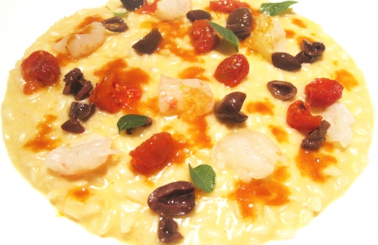 Galleria fotograficaSul piatto, occhiali da vista graduati diversi per impedire alle non-aquile di strizzare gli occhi come Jerry Lewis in quel famoso sketchIl pane in apertura al Devero. Al centro, quello di Eugenio Pol, "ciclope del pane" (cit. Meldolesi) che miete sempre pi&ugrave; clienti nell'alta ristorazionePatata soffice uovo e uova, capperi e limone, classicit&agrave; d'avanguardia al sifone che non stufaManzo Piemontese battuto al coltello, lamelle di foie gras, erbe aromatiche e salsa tartara, un altro classico di Enrico Bartolini. La costante &egrave; una sola: la carne del macellaio cremonese&nbsp;Franco Cazzamali.&nbsp;Variabili gli altri addendi. Non che la contingenza del foie gras dispiacciaTerrina di pesce azzurro in carpione, gamberi rossi e avocado fresco.&nbsp;Acido e dolce affilano le armi ma alla fine &egrave; pari e pattaLumache della Lomellina brasate con crema leggera di cipolle e prezzemolo, reminescenza del recente passato paveseBottoni all&rsquo;olio e lime con sugo di caciucco e polpo cotto alla brace.&nbsp;Ravioli adrianeschi con l&rsquo;acido fresco del lime che apre la strada tra prevaricanti fondali livornesi