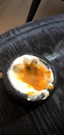 Galleria fotografica






In cammino verso il Noma. Il ristorante è al piano terra del palazzone più a sinistra. Per arrivarci dalla popolare insenatura di Nyhavn (il punto da cui è scattata la foto), occorre fare un bel giro. Ma si notano i lavori per la costruzione di un ponte. Che condurrà dritto all'insegna








Altra prospettiva sul Noma da Nyhavn. Il ristorante galleggia sulla Christianshavn, una delle tante isole artificiali che compongono Copenhagen








Di là del fiume, sulla lunga via che conduce allo spiazzo del Noma








Uno scenario molto tranquillo, di case pastello. Il silenzio è perché vanno tutti in bici













Al massimo si sente rombare qualche scafo








Il vascello davanti al Noma. Oltre a quella danese, sventolano le bandiere di Isole Far Oer e Groenlandia: le loro ambasciate sono nello stesso palazzo del ristorante. Coerenza nordica








Il retro del ristorante. L'80% delle 80 persone che lavorano al Noma viene a lavorare in bici, chef incluso








Dietro al ristorante, un'iscrizione ricorda i passeggeri scomparsi a bordo della danese Hans Hedtoft. Il transatlantico si scontrò il 30 gennaio 1959 contrò un iceberg in Groenlandia. Fu ritrovata solo una cintura di sicurezza
 








L'ingresso del ristorante, al civico 93 di Strandgade








La vista, ingresso alle spalle








Tra l'ingresso e la cucina a vista, spicca un corner di decoro simil-giapponese. A sinistra s'intravede Noma, time and place in Nordic Cuisine, edizioni Phaidon, un testo fondamentale per approfondire tutti i rivoli del Redzepi-mondo. La versione italiana si ordina qui








Una pianta di piccoli agrumi orla la cucina a vista








La porta d'ingresso vista dalla cucina








Le sedie, molto comode, sono anni Sessanta con schienali foderati di pelle di pecora, alcune più morbide di altre








I tavoli sono ampi e senza tovaglie. Attorno prevale il grigio e i colori rustici, sulle travi in legno del soffitto ma anche sulle divise dei ragazzi di sala








La finestra accanto al nostro tavolo








E' lo chef Rene Redzepi a introdurci al pasto: in un vaso di fiori danesi, l'unico pendaglio commestibile è una sorta di carta musica croccante (flatbread) di farina di malto all'aroma di ginepro. Nel piattino in basso, una deliziosa crème fraîche acida per intingerlo








Il flatbread è quello che svetta. "Ma se ci tenete, provate a mangiare anche i fiori", scherza Redzepi. Il cuoco scompare nelle segrete del Noma. Lo ritroveremo solo alla fine del pasto








Tutti i 14 appetizer si mangeranno con le mani. Unica posata, il coltello per tirar su e leccare la crème fraîche da sola (da fare quando tutti gli altri clienti son distratti, però)








Moss and Cep: Muschio di renna con polvere di funghi porcini. E' il corpo bianco, molto saporito ed evanescente, da intingere anch'esso nella crème fraîche
 








Crispy pork skin and black currant: Pelle di maiale croccante e ribes nero, lo strato più esterno. Aspro e croccante








Il ribes nero non ci lascerà prima di molto tempo








Blue mussels and celery: cozze e sedano. Solo due sono quelle buone








La parte inferiore del guscio è commestibile (ancora farina di malto)








Il quinto appetizer è nascosto in una deliziosa scatola di biscotti in latta della tradizione danese (chi non ricorda i Danish butter cookies?)








Cinque tondini, ma solo due "interessanti"








Si chiamano Cheese cookies, rocket and stems, letteralmente Biscotti al formaggio, ruchetta e gambi di erbe aromatiche, un felice snack potenzialmente riproducibile nei nord e nei sud del mondo








Appetizer #6: Potato and duck liver, Patate e fegato d'anatra: le patate croccanti sono in due strati e a mo' di sandwich racchiudono la mousse di fegato. La spolverata è di funghi trombette dei morti, disidratati e polverizzati, una tecnica che troveremo frequentemente








Dried carrot and sorrel, Carote grigliate a fuoco lento per 14 ore, disidratate e servite su polvere di fieno. Si intingono nell'emulsione di acetosella accanto. Un grande piatto perché di inattesa, energica acidità








Ottava entrée: Caramelized milk and cod liver, Biscotto di latte caramellato e fegato di merluzzo, quest'ultimo ghiacciato e pulito. Il secondo dona un aroma molto strong, che domina sul biscotto croccante. Per palati muscolari








Le uova dentro l'uovo








Pickled and smoked quails eggs, Uova di quaglia sbollentate, marinate e affumicate, un classico del Noma. Il tuorlo è completamente liquido








Col Veal fibres and söl, Filamenti di vitello e söl, decimo appetizer, entra in gioco per la prima volta un'alga di mare. E' il söl, appunto, dulse in inglese, Palmaria palmata nella tassonomia scientifica, un'alga rossa incastrata nei filamenti di vitello precedentemente tagliati sottili e poi fritti. Curioso l'impiatto a nido di ingredienti che alla fine incastrano terra e mare








Herb Toast and smoked cod roe, Toast alle erbe e uova di merluzzo affumicato, un'altra grandiosa tapa nordica da far su in due bocconi. Se non ricordiamo male, lo strato superiore è brodo di fegato d'anatra disidratato








Radish, soil and grass, Rapanello, "suolo" ed erba, un altro grande classico del Noma, un paesaggio commestibile di chiara genesi basca-adrianesca, molto replicato negli anni. Carote baby e rapanelli sono interrati in un "suolo" che è una crema di farina di malto con nocciole disidratate. Sotto ancora, uno yogurt di erbe. Finite le verdure, abbiamo chiesto dei cucchiaini per ripulire il suolo








Una foto (di spreadbutter) chiarisce meglio il contenuto del vasetto








Æbleskiver e muikku, penultimo appetizer, di concezione piuttosto recente. Un'antica tradizione dolce danese (Æbleskiver significa "piccoli pezzi di mela" ma la mela qui non c'è) è presentata in versione salata. Code e teste dei muikku, sorta di aringhe baby, sono infilzate in due bigné dall'impasto molto morbido con del ripieno di cetriolo marinato, ben riconoscibile al palato. L'aspetto dispone il cliente alla sfida ma la sua bizzarria visiva si scioglie presto in due bocconi morbidi, eleganti e deliziosi








Ultimo di 14 appetizer: Sorrel leaf and cricket paste, Foglia di acetosella (leggermente piccante) con pasta di grillo. Sì, proprio l'insetto dei prati, qui in consistenza di crema, inserita nel gambo dell'acetosella. Mettendo a fermentare grilli e orzo fermentato, Redzepi ha ottenuto una sorta di garum molto interessante, simile alla soia. Completa il piatto in foto, una granita di nasturzio ghiacciato








E il vino? Non producendo la Danimarca nettari di rilievo, è forse il capitolo meno allettante del Noma. La carta è un trionfo di vini ottenuti in climi freddi: francesi, tedeschi o austriaci soprattutto. Vini di acidità spinta che si combinano bene con le prevalenti acidità dei piatti. Le persone inquadrate nella foto hanno optato per il pairing coi succhi di frutta, quelli sì interessanti e autoctoni: il percorso prevede 7-8 succhi tra cui carote e ginepro, sedano e sedanorapa, cetriolo, eccetera. E i vini italiani? Pochi e tutti rossi, soprattutto di produttori di nebbiolo del Piemonte. "Ma li chiedono solo i norvegesi", ci raccontano








Terminati appetizer e main courses, sbirciamo i lavori in cucina. In primo piano, Samuel Nutter, sous chef inglese








Al centro, riconosciamo Matthew Orlando di San Diego, 35 anni e da 4 e mezzo head chef del Noma. Più tardi ci rivelerà che entro un paio d'anni aprirà il suo ristorante a Copenhagen. "E Renè che ne pensa?", chiediamo. "E' proprio lui a incoraggiarci a metterci in proprio", risponde Orlando. Vero, chiedere anche a Christian Puglisi








Ancora Orlando ci spiegherà che, tra sala, cucina, preparazioni e laboratorio, il Noma arriva a impiegare dall'alba a mezzanotte fino a 80 persone








La cucina prevede 7 comparti: il caldo, il freddo, la pasticceria, gli snack, produzione e mise-en-place, le preparazioni della squadra del mattino e la ricerca (su quest'ultima torneremo più avanti). Gli stagisti scelgono di lavorarci, sapendo di non essere pagati. Redzepi riceve un centinaio di curricula a settimana








Torniamo a tavola e troviamo nuove posate: rami appuntiti di sambuco








Servono a infilzare il primo delle portate "serie", Potato and snails, patate e lumache, servito in due piatti. Il primo è una terrina (rovente) di piccole deliziose patate affumicate e semiaffogate in una salsa al burro dolce e al tavolo spolverate con sale proprio di sambuco. Accanto, piccoli ceppi d'albero affumicati








Accanto, l'altra metà del piatto da infilzare coi bastoncini di sambuco: lumache glassate nel loro succo con burro dolce, olio al prezzemolo ed emulsione di piselli fermentati








Dopo 15 portate arrivano le posate. "Si torna alla civiltà", scherza il ragazzo di sala








...e arriva pure il pane, nascosto in una stoffa soffice con accanto due ciotoline che contengono burro da latte di capra e burro di grasso e crumble di maiale. Colesterolemici, vade retro








Solleviamo la stoffa: il pane è una pagnotta di lievito naturale di grano locale. La crosta è super-fragrante e il cuore molto sofficie e poroso








Cooked fava beans and beach herbs, Fave stufate gentilmente ed "erbe di spiaggia" (che poi sono diversi tipi di alghe di mare). Le fave sono fantastiche nella loro compattezza inaspettatamente dolce








Con la terza portata del ciclo "serio" veniamo ai ragazzi di sala: sono tutti molto professionali ma anche rilassati. Tra i 30 e i 40 anni, molti tatuati, ruotano di continuo al nostro tavolo: una trentina dei piatti sono stati serviti e illustrati da 10 camerieri diversi, molti dei quali cuochi dei livelli più alti della gerarchia. Il ragazzo in foto che ci serve Berries and cucumber, Bacche e cetrioli, si chiama Beau Clugston, è australiano e da poche ore è un nuovo sous-chef del Noma








Ai frutti di bosco e insalata di cetrioli si unisce del succo di camomilla...








...et voilà








Insalata di brown crab (granchi atlantici), tuorlo d'uovo, erbe di campo e il rosso sono le uova del granchio. I ragazzi si raccomandano di fare attenzione perchè potrebbe esserci del carapace o delle chele: la carne del granchio è stata rimossa tutta a mano. Noi ci scontriamo solo con un fresco schiaffo iodato








Accanto alle langoustine, scampi norvegesi, torna l'alga söl, questa volta in forma di emulsione con acqua di ostriche. I puntini rossi sono segale disidratata








Cavolfiore e pino, crema e rafano. Pensi a una capasanta e invece è un trancio di cavolfiore quello che spunta da sotto gli aghi di pino. E' ricavato dalla parte alta dell'ortaggio, arrostito a arricchito con gli aromi di pino, abete, ginepro e rafano. L'orto e il silvestre








Lucioperca con gambi di verdure. Impeccabile ma insolitamente classico nella sua concezione su salsa al burro e capperi. Incuriosisce la disposizione, che lascia intonsa più di metà del piatto. Come a voler lasciar libero il lucioperca di sguazzare di nuovo








Arrivano in tavola nuovi oggetti: olio di fieno e un cronometro. E' l'inizio del gioco di The hen and the egg, La gallina e l'uovo








The hen and the egg #2: attorno a un tegamino rovente su del fieno appena umido, notiamo una chips a spirale di patata e un uovo (d'anatra, ci dicono)








The hen and the egg #3: accanto al tegame, foglie di spinaci, aglio selvatico, germogli e fiori di campo vari








The hen and the egg #4. "Dovete rompere voi l'uovo e cuocerlo", ci spiegano armati di olio di fieno, che spruzzeranno nel tegame prima del nostro esercizio








The hen and the egg #5: son riuscito a non sbrodolare. Il piatto, spiegherà Redzepi poi, "E' un po' un invito sdrammatizzante a cucinare. Sono rimasto sorpreso dal fatto che tanti clienti non hanno mai rotto un uovo. Cerco di mostrare loro che la cucina è in fondo un esercizio molto elementare"








The hen and the egg #6: dopo 120 secondi esatti di cronometro, si uniscono all'uovo le verdure e si rimesta il tutto








The hen and the egg #7: tocco finale, una salsa di acetosella. Il piatto non è memorabile...








...ma il risultato è lo stesso delle 21 portate precedenti: piatto spazzolato The hen and the egg #8








Animelle di vitello, erbe di campo, funghi e sedanorapa. Un gran piatto, ma non esattamente quello che ti aspetti al Noma. Sottigliezze eh








A un passo dai dolci, il brusio in sala si fa più sostenuto. L'alcol e le discussioni sull'incredibile girandola di piatti provati








E il brusio lievita ancora al primo dei due dolci: Blueberries and ants, Mirtilli e formiche (la foto è di garyalanfine, avevo terminato le batterie). Il piatto è duplice: la foto mostra la prima metà, che racchiude una confettura di formiche tra due foglie di nasturzio. Ce la porta al tavolo Rosio Sanchez da Chicago, splendida coordinatrice dei dessert del Noma. E le formiche? Ci torniamo alla fine della gallery








Mirtilli e formiche parte seconda: accanto alle foglie di nasturzio con formiche, arriva un geniale sandwich con gelato di mirtilli (la foto è ancora di garyalanfine)








Ventiquattresimo e ultimo piatto, un "classico" Gammel Dansk, sorta di Jaegermeister danese qui sposato ad acetosella e latte disidratato. Apprezziamo la voglia di non sovraccaricare con ulteriori bombe al cioccolato o altre grasse cremosità che a fine pasto chiederebbero gli straordinari ai succhi gastrici (grazie ancora a garyalanfine)








Dopo oltre 3 ore di degustazione, ci si accomoda tutti nel dehors accanto: in vetrina spiccano grappe di Brunello





