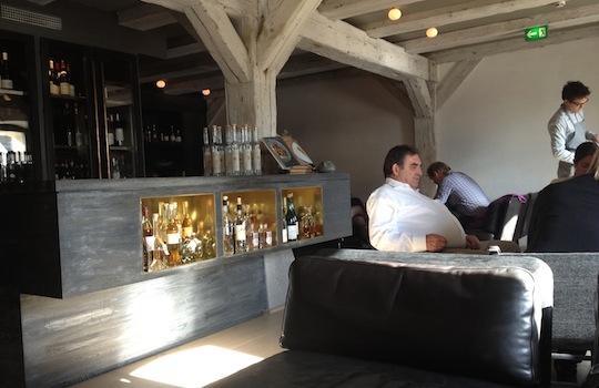 Galleria fotografica






In cammino verso il Noma. Il ristorante è al piano terra del palazzone più a sinistra. Per arrivarci dalla popolare insenatura di Nyhavn (il punto da cui è scattata la foto), occorre fare un bel giro. Ma si notano i lavori per la costruzione di un ponte. Che condurrà dritto all'insegna








Altra prospettiva sul Noma da Nyhavn. Il ristorante galleggia sulla Christianshavn, una delle tante isole artificiali che compongono Copenhagen








Di là del fiume, sulla lunga via che conduce allo spiazzo del Noma








Uno scenario molto tranquillo, di case pastello. Il silenzio è perché vanno tutti in bici













Al massimo si sente rombare qualche scafo








Il vascello davanti al Noma. Oltre a quella danese, sventolano le bandiere di Isole Far Oer e Groenlandia: le loro ambasciate sono nello stesso palazzo del ristorante. Coerenza nordica








Il retro del ristorante. L'80% delle 80 persone che lavorano al Noma viene a lavorare in bici, chef incluso








Dietro al ristorante, un'iscrizione ricorda i passeggeri scomparsi a bordo della danese Hans Hedtoft. Il transatlantico si scontrò il 30 gennaio 1959 contrò un iceberg in Groenlandia. Fu ritrovata solo una cintura di sicurezza
 








L'ingresso del ristorante, al civico 93 di Strandgade








La vista, ingresso alle spalle








Tra l'ingresso e la cucina a vista, spicca un corner di decoro simil-giapponese. A sinistra s'intravede Noma, time and place in Nordic Cuisine, edizioni Phaidon, un testo fondamentale per approfondire tutti i rivoli del Redzepi-mondo. La versione italiana si ordina qui








Una pianta di piccoli agrumi orla la cucina a vista








La porta d'ingresso vista dalla cucina








Le sedie, molto comode, sono anni Sessanta con schienali foderati di pelle di pecora, alcune più morbide di altre








I tavoli sono ampi e senza tovaglie. Attorno prevale il grigio e i colori rustici, sulle travi in legno del soffitto ma anche sulle divise dei ragazzi di sala








La finestra accanto al nostro tavolo








E' lo chef Rene Redzepi a introdurci al pasto: in un vaso di fiori danesi, l'unico pendaglio commestibile è una sorta di carta musica croccante (flatbread) di farina di malto all'aroma di ginepro. Nel piattino in basso, una deliziosa crème fraîche acida per intingerlo








Il flatbread è quello che svetta. "Ma se ci tenete, provate a mangiare anche i fiori", scherza Redzepi. Il cuoco scompare nelle segrete del Noma. Lo ritroveremo solo alla fine del pasto








Tutti i 14 appetizer si mangeranno con le mani. Unica posata, il coltello per tirar su e leccare la crème fraîche da sola (da fare quando tutti gli altri clienti son distratti, però)








Moss and Cep: Muschio di renna con polvere di funghi porcini. E' il corpo bianco, molto saporito ed evanescente, da intingere anch'esso nella crème fraîche
 








Crispy pork skin and black currant: Pelle di maiale croccante e ribes nero, lo strato più esterno. Aspro e croccante








Il ribes nero non ci lascerà prima di molto tempo








Blue mussels and celery: cozze e sedano. Solo due sono quelle buone








La parte inferiore del guscio è commestibile (ancora farina di malto)








Il quinto appetizer è nascosto in una deliziosa scatola di biscotti in latta della tradizione danese (chi non ricorda i Danish butter cookies?)








Cinque tondini, ma solo due "interessanti"








Si chiamano Cheese cookies, rocket and stems, letteralmente Biscotti al formaggio, ruchetta e gambi di erbe aromatiche, un felice snack potenzialmente riproducibile nei nord e nei sud del mondo








Appetizer #6: Potato and duck liver, Patate e fegato d'anatra: le patate croccanti sono in due strati e a mo' di sandwich racchiudono la mousse di fegato. La spolverata è di funghi trombette dei morti, disidratati e polverizzati, una tecnica che troveremo frequentemente








Dried carrot and sorrel, Carote grigliate a fuoco lento per 14 ore, disidratate e servite su polvere di fieno. Si intingono nell'emulsione di acetosella accanto. Un grande piatto perché di inattesa, energica acidità








Ottava entrée: Caramelized milk and cod liver, Biscotto di latte caramellato e fegato di merluzzo, quest'ultimo ghiacciato e pulito. Il secondo dona un aroma molto strong, che domina sul biscotto croccante. Per palati muscolari








Le uova dentro l'uovo








Pickled and smoked quails eggs, Uova di quaglia sbollentate, marinate e affumicate, un classico del Noma. Il tuorlo è completamente liquido








Col Veal fibres and söl, Filamenti di vitello e söl, decimo appetizer, entra in gioco per la prima volta un'alga di mare. E' il söl, appunto, dulse in inglese, Palmaria palmata nella tassonomia scientifica, un'alga rossa incastrata nei filamenti di vitello precedentemente tagliati sottili e poi fritti. Curioso l'impiatto a nido di ingredienti che alla fine incastrano terra e mare








Herb Toast and smoked cod roe, Toast alle erbe e uova di merluzzo affumicato, un'altra grandiosa tapa nordica da far su in due bocconi. Se non ricordiamo male, lo strato superiore è brodo di fegato d'anatra disidratato








Radish, soil and grass, Rapanello, "suolo" ed erba, un altro grande classico del Noma, un paesaggio commestibile di chiara genesi basca-adrianesca, molto replicato negli anni. Carote baby e rapanelli sono interrati in un "suolo" che è una crema di farina di malto con nocciole disidratate. Sotto ancora, uno yogurt di erbe. Finite le verdure, abbiamo chiesto dei cucchiaini per ripulire il suolo








Una foto (di spreadbutter) chiarisce meglio il contenuto del vasetto








Æbleskiver e muikku, penultimo appetizer, di concezione piuttosto recente. Un'antica tradizione dolce danese (Æbleskiver significa "piccoli pezzi di mela" ma la mela qui non c'è) è presentata in versione salata. Code e teste dei muikku, sorta di aringhe baby, sono infilzate in due bigné dall'impasto molto morbido con del ripieno di cetriolo marinato, ben riconoscibile al palato. L'aspetto dispone il cliente alla sfida ma la sua bizzarria visiva si scioglie presto in due bocconi morbidi, eleganti e deliziosi








Ultimo di 14 appetizer: Sorrel leaf and cricket paste, Foglia di acetosella (leggermente piccante) con pasta di grillo. Sì, proprio l'insetto dei prati, qui in consistenza di crema, inserita nel gambo dell'acetosella. Mettendo a fermentare grilli e orzo fermentato, Redzepi ha ottenuto una sorta di garum molto interessante, simile alla soia. Completa il piatto in foto, una granita di nasturzio ghiacciato








E il vino? Non producendo la Danimarca nettari di rilievo, è forse il capitolo meno allettante del Noma. La carta è un trionfo di vini ottenuti in climi freddi: francesi, tedeschi o austriaci soprattutto. Vini di acidità spinta che si combinano bene con le prevalenti acidità dei piatti. Le persone inquadrate nella foto hanno optato per il pairing coi succhi di frutta, quelli sì interessanti e autoctoni: il percorso prevede 7-8 succhi tra cui carote e ginepro, sedano e sedanorapa, cetriolo, eccetera. E i vini italiani? Pochi e tutti rossi, soprattutto di produttori di nebbiolo del Piemonte. "Ma li chiedono solo i norvegesi", ci raccontano








Terminati appetizer e main courses, sbirciamo i lavori in cucina. In primo piano, Samuel Nutter, sous chef inglese








Al centro, riconosciamo Matthew Orlando di San Diego, 35 anni e da 4 e mezzo head chef del Noma. Più tardi ci rivelerà che entro un paio d'anni aprirà il suo ristorante a Copenhagen. "E Renè che ne pensa?", chiediamo. "E' proprio lui a incoraggiarci a metterci in proprio", risponde Orlando. Vero, chiedere anche a Christian Puglisi








Ancora Orlando ci spiegherà che, tra sala, cucina, preparazioni e laboratorio, il Noma arriva a impiegare dall'alba a mezzanotte fino a 80 persone








La cucina prevede 7 comparti: il caldo, il freddo, la pasticceria, gli snack, produzione e mise-en-place, le preparazioni della squadra del mattino e la ricerca (su quest'ultima torneremo più avanti). Gli stagisti scelgono di lavorarci, sapendo di non essere pagati. Redzepi riceve un centinaio di curricula a settimana








Torniamo a tavola e troviamo nuove posate: rami appuntiti di sambuco








Servono a infilzare il primo delle portate "serie", Potato and snails, patate e lumache, servito in due piatti. Il primo è una terrina (rovente) di piccole deliziose patate affumicate e semiaffogate in una salsa al burro dolce e al tavolo spolverate con sale proprio di sambuco. Accanto, piccoli ceppi d'albero affumicati








Accanto, l'altra metà del piatto da infilzare coi bastoncini di sambuco: lumache glassate nel loro succo con burro dolce, olio al prezzemolo ed emulsione di piselli fermentati








Dopo 15 portate arrivano le posate. "Si torna alla civiltà", scherza il ragazzo di sala








...e arriva pure il pane, nascosto in una stoffa soffice con accanto due ciotoline che contengono burro da latte di capra e burro di grasso e crumble di maiale. Colesterolemici, vade retro








Solleviamo la stoffa: il pane è una pagnotta di lievito naturale di grano locale. La crosta è super-fragrante e il cuore molto sofficie e poroso








Cooked fava beans and beach herbs, Fave stufate gentilmente ed "erbe di spiaggia" (che poi sono diversi tipi di alghe di mare). Le fave sono fantastiche nella loro compattezza inaspettatamente dolce








Con la terza portata del ciclo "serio" veniamo ai ragazzi di sala: sono tutti molto professionali ma anche rilassati. Tra i 30 e i 40 anni, molti tatuati, ruotano di continuo al nostro tavolo: una trentina dei piatti sono stati serviti e illustrati da 10 camerieri diversi, molti dei quali cuochi dei livelli più alti della gerarchia. Il ragazzo in foto che ci serve Berries and cucumber, Bacche e cetrioli, si chiama Beau Clugston, è australiano e da poche ore è un nuovo sous-chef del Noma








Ai frutti di bosco e insalata di cetrioli si unisce del succo di camomilla...








...et voilà








Insalata di brown crab (granchi atlantici), tuorlo d'uovo, erbe di campo e il rosso sono le uova del granchio. I ragazzi si raccomandano di fare attenzione perchè potrebbe esserci del carapace o delle chele: la carne del granchio è stata rimossa tutta a mano. Noi ci scontriamo solo con un fresco schiaffo iodato








Accanto alle langoustine, scampi norvegesi, torna l'alga söl, questa volta in forma di emulsione con acqua di ostriche. I puntini rossi sono segale disidratata








Cavolfiore e pino, crema e rafano. Pensi a una capasanta e invece è un trancio di cavolfiore quello che spunta da sotto gli aghi di pino. E' ricavato dalla parte alta dell'ortaggio, arrostito a arricchito con gli aromi di pino, abete, ginepro e rafano. L'orto e il silvestre








Lucioperca con gambi di verdure. Impeccabile ma insolitamente classico nella sua concezione su salsa al burro e capperi. Incuriosisce la disposizione, che lascia intonsa più di metà del piatto. Come a voler lasciar libero il lucioperca di sguazzare di nuovo








Arrivano in tavola nuovi oggetti: olio di fieno e un cronometro. E' l'inizio del gioco di The hen and the egg, La gallina e l'uovo








The hen and the egg #2: attorno a un tegamino rovente su del fieno appena umido, notiamo una chips a spirale di patata e un uovo (d'anatra, ci dicono)








The hen and the egg #3: accanto al tegame, foglie di spinaci, aglio selvatico, germogli e fiori di campo vari








The hen and the egg #4. "Dovete rompere voi l'uovo e cuocerlo", ci spiegano armati di olio di fieno, che spruzzeranno nel tegame prima del nostro esercizio








The hen and the egg #5: son riuscito a non sbrodolare. Il piatto, spiegherà Redzepi poi, "E' un po' un invito sdrammatizzante a cucinare. Sono rimasto sorpreso dal fatto che tanti clienti non hanno mai rotto un uovo. Cerco di mostrare loro che la cucina è in fondo un esercizio molto elementare"








The hen and the egg #6: dopo 120 secondi esatti di cronometro, si uniscono all'uovo le verdure e si rimesta il tutto








The hen and the egg #7: tocco finale, una salsa di acetosella. Il piatto non è memorabile...








...ma il risultato è lo stesso delle 21 portate precedenti: piatto spazzolato The hen and the egg #8








Animelle di vitello, erbe di campo, funghi e sedanorapa. Un gran piatto, ma non esattamente quello che ti aspetti al Noma. Sottigliezze eh








A un passo dai dolci, il brusio in sala si fa più sostenuto. L'alcol e le discussioni sull'incredibile girandola di piatti provati








E il brusio lievita ancora al primo dei due dolci: Blueberries and ants, Mirtilli e formiche (la foto è di garyalanfine, avevo terminato le batterie). Il piatto è duplice: la foto mostra la prima metà, che racchiude una confettura di formiche tra due foglie di nasturzio. Ce la porta al tavolo Rosio Sanchez da Chicago, splendida coordinatrice dei dessert del Noma. E le formiche? Ci torniamo alla fine della gallery








Mirtilli e formiche parte seconda: accanto alle foglie di nasturzio con formiche, arriva un geniale sandwich con gelato di mirtilli (la foto è ancora di garyalanfine)








Ventiquattresimo e ultimo piatto, un "classico" Gammel Dansk, sorta di Jaegermeister danese qui sposato ad acetosella e latte disidratato. Apprezziamo la voglia di non sovraccaricare con ulteriori bombe al cioccolato o altre grasse cremosità che a fine pasto chiederebbero gli straordinari ai succhi gastrici (grazie ancora a garyalanfine)





