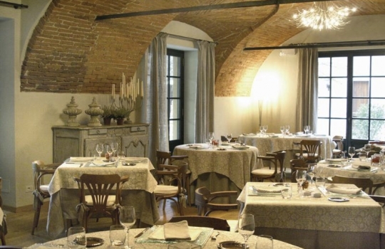 Galleria fotograficaPesce in scatolaTuorlo, scalogno, Beluga e caviale al tartufo neroAnguilla affumicata, acqua di spugnole e porri croccantiTagliatelle nere, polpa di riccio e bianco di seppiaGnocchi viola con crema di porri e tonno rossoVodka tonicCioccolato al cuboil resort