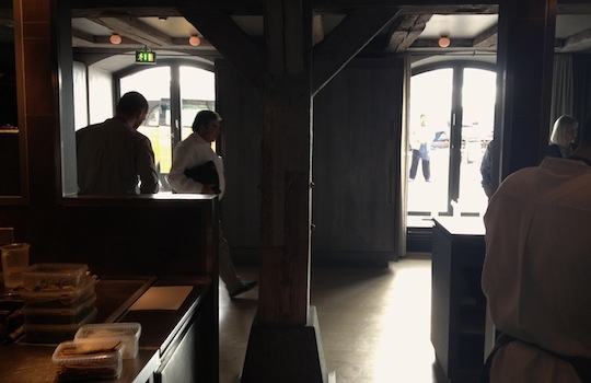 Galleria fotografica






In cammino verso il Noma. Il ristorante è al piano terra del palazzone più a sinistra. Per arrivarci dalla popolare insenatura di Nyhavn (il punto da cui è scattata la foto), occorre fare un bel giro. Ma si notano i lavori per la costruzione di un ponte. Che condurrà dritto all'insegna








Altra prospettiva sul Noma da Nyhavn. Il ristorante galleggia sulla Christianshavn, una delle tante isole artificiali che compongono Copenhagen








Di là del fiume, sulla lunga via che conduce allo spiazzo del Noma








Uno scenario molto tranquillo, di case pastello. Il silenzio è perché vanno tutti in bici













Al massimo si sente rombare qualche scafo








Il vascello davanti al Noma. Oltre a quella danese, sventolano le bandiere di Isole Far Oer e Groenlandia: le loro ambasciate sono nello stesso palazzo del ristorante. Coerenza nordica








Il retro del ristorante. L'80% delle 80 persone che lavorano al Noma viene a lavorare in bici, chef incluso








Dietro al ristorante, un'iscrizione ricorda i passeggeri scomparsi a bordo della danese Hans Hedtoft. Il transatlantico si scontrò il 30 gennaio 1959 contrò un iceberg in Groenlandia. Fu ritrovata solo una cintura di sicurezza
 








L'ingresso del ristorante, al civico 93 di Strandgade








La vista, ingresso alle spalle








Tra l'ingresso e la cucina a vista, spicca un corner di decoro simil-giapponese. A sinistra s'intravede Noma, time and place in Nordic Cuisine, edizioni Phaidon, un testo fondamentale per approfondire tutti i rivoli del Redzepi-mondo. La versione italiana si ordina qui








Una pianta di piccoli agrumi orla la cucina a vista





