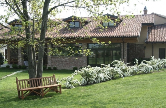 Galleria fotograficaPesce in scatolaTuorlo, scalogno, Beluga e caviale al tartufo neroAnguilla affumicata, acqua di spugnole e porri croccantiTagliatelle nere, polpa di riccio e bianco di seppiaGnocchi viola con crema di porri e tonno rossoVodka tonicCioccolato al cubo