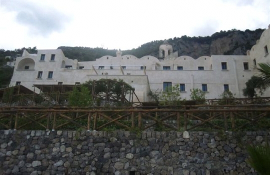 Galleria fotografica






Una foto del Monastero di Santa Rosa, prima della ristrutturazione. Costruito nel 1680, è sospeso a circa 500 metri sul livello del mare di Conca dei Marini, a un passo da Amalfi (Salerno). Prima dell'abbandono è stato gestito dalla famiglia Caterina per 3 generazioni. Nel 2001, l'acquisto dell'ereditiera Bianca Sharma. I lavori di restauro sono durati 11 lunghi anni





