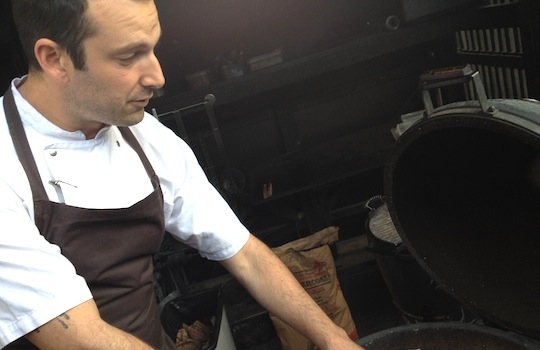 Galleria fotografica






In cammino verso il Noma. Il ristorante è al piano terra del palazzone più a sinistra. Per arrivarci dalla popolare insenatura di Nyhavn (il punto da cui è scattata la foto), occorre fare un bel giro. Ma si notano i lavori per la costruzione di un ponte. Che condurrà dritto all'insegna








Altra prospettiva sul Noma da Nyhavn. Il ristorante galleggia sulla Christianshavn, una delle tante isole artificiali che compongono Copenhagen








Di là del fiume, sulla lunga via che conduce allo spiazzo del Noma








Uno scenario molto tranquillo, di case pastello. Il silenzio è perché vanno tutti in bici













Al massimo si sente rombare qualche scafo








Il vascello davanti al Noma. Oltre a quella danese, sventolano le bandiere di Isole Far Oer e Groenlandia: le loro ambasciate sono nello stesso palazzo del ristorante. Coerenza nordica








Il retro del ristorante. L'80% delle 80 persone che lavorano al Noma viene a lavorare in bici, chef incluso








Dietro al ristorante, un'iscrizione ricorda i passeggeri scomparsi a bordo della danese Hans Hedtoft. Il transatlantico si scontrò il 30 gennaio 1959 contrò un iceberg in Groenlandia. Fu ritrovata solo una cintura di sicurezza
 








L'ingresso del ristorante, al civico 93 di Strandgade








La vista, ingresso alle spalle








Tra l'ingresso e la cucina a vista, spicca un corner di decoro simil-giapponese. A sinistra s'intravede Noma, time and place in Nordic Cuisine, edizioni Phaidon, un testo fondamentale per approfondire tutti i rivoli del Redzepi-mondo. La versione italiana si ordina qui








Una pianta di piccoli agrumi orla la cucina a vista








La porta d'ingresso vista dalla cucina








Le sedie, molto comode, sono anni Sessanta con schienali foderati di pelle di pecora, alcune più morbide di altre








I tavoli sono ampi e senza tovaglie. Attorno prevale il grigio e i colori rustici, sulle travi in legno del soffitto ma anche sulle divise dei ragazzi di sala








La finestra accanto al nostro tavolo








E' lo chef Rene Redzepi a introdurci al pasto: in un vaso di fiori danesi, l'unico pendaglio commestibile è una sorta di carta musica croccante (flatbread) di farina di malto all'aroma di ginepro. Nel piattino in basso, una deliziosa crème fraîche acida per intingerlo








Il flatbread è quello che svetta. "Ma se ci tenete, provate a mangiare anche i fiori", scherza Redzepi. Il cuoco scompare nelle segrete del Noma. Lo ritroveremo solo alla fine del pasto








Tutti i 14 appetizer si mangeranno con le mani. Unica posata, il coltello per tirar su e leccare la crème fraîche da sola (da fare quando tutti gli altri clienti son distratti, però)








Moss and Cep: Muschio di renna con polvere di funghi porcini. E' il corpo bianco, molto saporito ed evanescente, da intingere anch'esso nella crème fraîche
 








Crispy pork skin and black currant: Pelle di maiale croccante e ribes nero, lo strato più esterno. Aspro e croccante








Il ribes nero non ci lascerà prima di molto tempo








Blue mussels and celery: cozze e sedano. Solo due sono quelle buone








La parte inferiore del guscio è commestibile (ancora farina di malto)








Il quinto appetizer è nascosto in una deliziosa scatola di biscotti in latta della tradizione danese (chi non ricorda i Danish butter cookies?)








Cinque tondini, ma solo due "interessanti"








Si chiamano Cheese cookies, rocket and stems, letteralmente Biscotti al formaggio, ruchetta e gambi di erbe aromatiche, un felice snack potenzialmente riproducibile nei nord e nei sud del mondo








Appetizer #6: Potato and duck liver, Patate e fegato d'anatra: le patate croccanti sono in due strati e a mo' di sandwich racchiudono la mousse di fegato. La spolverata è di funghi trombette dei morti, disidratati e polverizzati, una tecnica che troveremo frequentemente








Dried carrot and sorrel, Carote grigliate a fuoco lento per 14 ore, disidratate e servite su polvere di fieno. Si intingono nell'emulsione di acetosella accanto. Un grande piatto perché di inattesa, energica acidità








Ottava entrée: Caramelized milk and cod liver, Biscotto di latte caramellato e fegato di merluzzo, quest'ultimo ghiacciato e pulito. Il secondo dona un aroma molto strong, che domina sul biscotto croccante. Per palati muscolari








Le uova dentro l'uovo








Pickled and smoked quails eggs, Uova di quaglia sbollentate, marinate e affumicate, un classico del Noma. Il tuorlo è completamente liquido








Col Veal fibres and söl, Filamenti di vitello e söl, decimo appetizer, entra in gioco per la prima volta un'alga di mare. E' il söl, appunto, dulse in inglese, Palmaria palmata nella tassonomia scientifica, un'alga rossa incastrata nei filamenti di vitello precedentemente tagliati sottili e poi fritti. Curioso l'impiatto a nido di ingredienti che alla fine incastrano terra e mare








Herb Toast and smoked cod roe, Toast alle erbe e uova di merluzzo affumicato, un'altra grandiosa tapa nordica da far su in due bocconi. Se non ricordiamo male, lo strato superiore è brodo di fegato d'anatra disidratato








Radish, soil and grass, Rapanello, "suolo" ed erba, un altro grande classico del Noma, un paesaggio commestibile di chiara genesi basca-adrianesca, molto replicato negli anni. Carote baby e rapanelli sono interrati in un "suolo" che è una crema di farina di malto con nocciole disidratate. Sotto ancora, uno yogurt di erbe. Finite le verdure, abbiamo chiesto dei cucchiaini per ripulire il suolo








Una foto (di spreadbutter) chiarisce meglio il contenuto del vasetto








Æbleskiver e muikku, penultimo appetizer, di concezione piuttosto recente. Un'antica tradizione dolce danese (Æbleskiver significa "piccoli pezzi di mela" ma la mela qui non c'è) è presentata in versione salata. Code e teste dei muikku, sorta di aringhe baby, sono infilzate in due bigné dall'impasto molto morbido con del ripieno di cetriolo marinato, ben riconoscibile al palato. L'aspetto dispone il cliente alla sfida ma la sua bizzarria visiva si scioglie presto in due bocconi morbidi, eleganti e deliziosi








Ultimo di 14 appetizer: Sorrel leaf and cricket paste, Foglia di acetosella (leggermente piccante) con pasta di grillo. Sì, proprio l'insetto dei prati, qui in consistenza di crema, inserita nel gambo dell'acetosella. Mettendo a fermentare grilli e orzo fermentato, Redzepi ha ottenuto una sorta di garum molto interessante, simile alla soia. Completa il piatto in foto, una granita di nasturzio ghiacciato








E il vino? Non producendo la Danimarca nettari di rilievo, è forse il capitolo meno allettante del Noma. La carta è un trionfo di vini ottenuti in climi freddi: francesi, tedeschi o austriaci soprattutto. Vini di acidità spinta che si combinano bene con le prevalenti acidità dei piatti. Le persone inquadrate nella foto hanno optato per il pairing coi succhi di frutta, quelli sì interessanti e autoctoni: il percorso prevede 7-8 succhi tra cui carote e ginepro, sedano e sedanorapa, cetriolo, eccetera. E i vini italiani? Pochi e tutti rossi, soprattutto di produttori di nebbiolo del Piemonte. "Ma li chiedono solo i norvegesi", ci raccontano








Terminati appetizer e main courses, sbirciamo i lavori in cucina. In primo piano, Samuel Nutter, sous chef inglese








Al centro, riconosciamo Matthew Orlando di San Diego, 35 anni e da 4 e mezzo head chef del Noma. Più tardi ci rivelerà che entro un paio d'anni aprirà il suo ristorante a Copenhagen. "E Renè che ne pensa?", chiediamo. "E' proprio lui a incoraggiarci a metterci in proprio", risponde Orlando. Vero, chiedere anche a Christian Puglisi








Ancora Orlando ci spiegherà che, tra sala, cucina, preparazioni e laboratorio, il Noma arriva a impiegare dall'alba a mezzanotte fino a 80 persone








La cucina prevede 7 comparti: il caldo, il freddo, la pasticceria, gli snack, produzione e mise-en-place, le preparazioni della squadra del mattino e la ricerca (su quest'ultima torneremo più avanti). Gli stagisti scelgono di lavorarci, sapendo di non essere pagati. Redzepi riceve un centinaio di curricula a settimana








Torniamo a tavola e troviamo nuove posate: rami appuntiti di sambuco








Servono a infilzare il primo delle portate "serie", Potato and snails, patate e lumache, servito in due piatti. Il primo è una terrina (rovente) di piccole deliziose patate affumicate e semiaffogate in una salsa al burro dolce e al tavolo spolverate con sale proprio di sambuco. Accanto, piccoli ceppi d'albero affumicati








Accanto, l'altra metà del piatto da infilzare coi bastoncini di sambuco: lumache glassate nel loro succo con burro dolce, olio al prezzemolo ed emulsione di piselli fermentati








Dopo 15 portate arrivano le posate. "Si torna alla civiltà", scherza il ragazzo di sala








...e arriva pure il pane, nascosto in una stoffa soffice con accanto due ciotoline che contengono burro da latte di capra e burro di grasso e crumble di maiale. Colesterolemici, vade retro








Solleviamo la stoffa: il pane è una pagnotta di lievito naturale di grano locale. La crosta è super-fragrante e il cuore molto sofficie e poroso








Cooked fava beans and beach herbs, Fave stufate gentilmente ed "erbe di spiaggia" (che poi sono diversi tipi di alghe di mare). Le fave sono fantastiche nella loro compattezza inaspettatamente dolce








Con la terza portata del ciclo "serio" veniamo ai ragazzi di sala: sono tutti molto professionali ma anche rilassati. Tra i 30 e i 40 anni, molti tatuati, ruotano di continuo al nostro tavolo: una trentina dei piatti sono stati serviti e illustrati da 10 camerieri diversi, molti dei quali cuochi dei livelli più alti della gerarchia. Il ragazzo in foto che ci serve Berries and cucumber, Bacche e cetrioli, si chiama Beau Clugston, è australiano e da poche ore è un nuovo sous-chef del Noma








Ai frutti di bosco e insalata di cetrioli si unisce del succo di camomilla...








...et voilà








Insalata di brown crab (granchi atlantici), tuorlo d'uovo, erbe di campo e il rosso sono le uova del granchio. I ragazzi si raccomandano di fare attenzione perchè potrebbe esserci del carapace o delle chele: la carne del granchio è stata rimossa tutta a mano. Noi ci scontriamo solo con un fresco schiaffo iodato








Accanto alle langoustine, scampi norvegesi, torna l'alga söl, questa volta in forma di emulsione con acqua di ostriche. I puntini rossi sono segale disidratata








Cavolfiore e pino, crema e rafano. Pensi a una capasanta e invece è un trancio di cavolfiore quello che spunta da sotto gli aghi di pino. E' ricavato dalla parte alta dell'ortaggio, arrostito a arricchito con gli aromi di pino, abete, ginepro e rafano. L'orto e il silvestre








Lucioperca con gambi di verdure. Impeccabile ma insolitamente classico nella sua concezione su salsa al burro e capperi. Incuriosisce la disposizione, che lascia intonsa più di metà del piatto. Come a voler lasciar libero il lucioperca di sguazzare di nuovo








Arrivano in tavola nuovi oggetti: olio di fieno e un cronometro. E' l'inizio del gioco di The hen and the egg, La gallina e l'uovo








The hen and the egg #2: attorno a un tegamino rovente su del fieno appena umido, notiamo una chips a spirale di patata e un uovo (d'anatra, ci dicono)








The hen and the egg #3: accanto al tegame, foglie di spinaci, aglio selvatico, germogli e fiori di campo vari








The hen and the egg #4. "Dovete rompere voi l'uovo e cuocerlo", ci spiegano armati di olio di fieno, che spruzzeranno nel tegame prima del nostro esercizio








The hen and the egg #5: son riuscito a non sbrodolare. Il piatto, spiegherà Redzepi poi, "E' un po' un invito sdrammatizzante a cucinare. Sono rimasto sorpreso dal fatto che tanti clienti non hanno mai rotto un uovo. Cerco di mostrare loro che la cucina è in fondo un esercizio molto elementare"








The hen and the egg #6: dopo 120 secondi esatti di cronometro, si uniscono all'uovo le verdure e si rimesta il tutto








The hen and the egg #7: tocco finale, una salsa di acetosella. Il piatto non è memorabile...








...ma il risultato è lo stesso delle 21 portate precedenti: piatto spazzolato The hen and the egg #8








Animelle di vitello, erbe di campo, funghi e sedanorapa. Un gran piatto, ma non esattamente quello che ti aspetti al Noma. Sottigliezze eh








A un passo dai dolci, il brusio in sala si fa più sostenuto. L'alcol e le discussioni sull'incredibile girandola di piatti provati








E il brusio lievita ancora al primo dei due dolci: Blueberries and ants, Mirtilli e formiche (la foto è di garyalanfine, avevo terminato le batterie). Il piatto è duplice: la foto mostra la prima metà, che racchiude una confettura di formiche tra due foglie di nasturzio. Ce la porta al tavolo Rosio Sanchez da Chicago, splendida coordinatrice dei dessert del Noma. E le formiche? Ci torniamo alla fine della gallery








Mirtilli e formiche parte seconda: accanto alle foglie di nasturzio con formiche, arriva un geniale sandwich con gelato di mirtilli (la foto è ancora di garyalanfine)








Ventiquattresimo e ultimo piatto, un "classico" Gammel Dansk, sorta di Jaegermeister danese qui sposato ad acetosella e latte disidratato. Apprezziamo la voglia di non sovraccaricare con ulteriori bombe al cioccolato o altre grasse cremosità che a fine pasto chiederebbero gli straordinari ai succhi gastrici (grazie ancora a garyalanfine)








Dopo oltre 3 ore di degustazione, ci si accomoda tutti nel dehors accanto: in vetrina spiccano grappe di Brunello








Potevano farti mancare lo skyr, il formaggio fermentato acido degli islandesi? Certo che no: agli albori della New Nordic Cuisine venne praticamente brandito da Redzepi come simbolo delle rivoluzione. L'arma per contrastare il dilagare dei formaggi francesi in Danimarca, così come l'olio di colza in vece dell'olio d'oliva








Riordinata la sala per la sera, Kim Sander e Matthew Orlando ci invitano a fare un sopralluogo nei back office del Noma








I ragazzi si divertono ma il lavoro è un massacro: tra il pranzo e la cena ci sono solo 45 minuti di pausa, dalle 17 alle 17.45. "Per questo", spiega Redzepi, "è fondamentale tenere chiuso due giorni, domenica e lunedì. Così stacchiamo da ogni pensiero. 7 su 7 sarebbe controproducente per l'umore di tutti"





