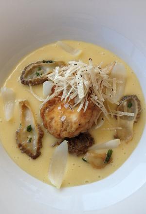 Galleria fotograficaSalmone Norvegia e burro Valle MairaCosce di rana impanate pan grattato ed erbette, bagnet verde, gambero di Sanremo impanato nella tonda gentile e grissiniTonnata di coniglioBurrata fresca, carpaccio gamberi rossi di Sicilia, pomodoro confitTeste di gamberi impanate nella semola, salsa tartara, moleche fritteFassone piemontese marinato poche ore ma frollato 30 gg, salsa all'uovo