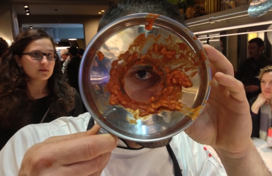 Galleria fotograficaCoda fuori dallo showroom Agape, via Statuto 12, per il piatto di Andrea BertonIl piatto di Berton:&nbsp;Focaccia di Recco con controfiletto di manzo crudo e composta di pomodoro piccanteAndrea BertonArclinea, corso Monforte 28: si preparano i fratelli&nbsp;Christian e Manuel Costardi, cuochi del ristorante Cinzia di Vercelli