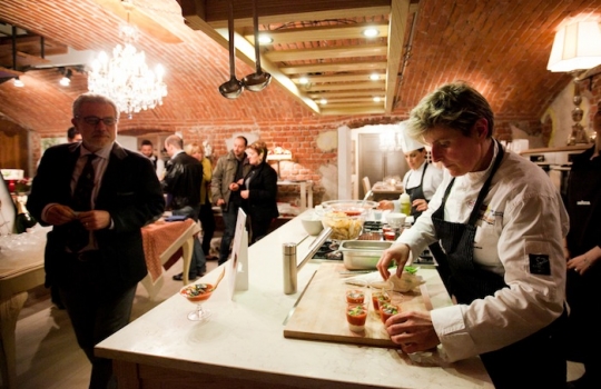 Galleria fotograficaCoda fuori dallo showroom Agape, via Statuto 12, per il piatto di Andrea BertonIl piatto di Berton:&nbsp;Focaccia di Recco con controfiletto di manzo crudo e composta di pomodoro piccanteAndrea BertonArclinea, corso Monforte 28: si preparano i fratelli&nbsp;Christian e Manuel Costardi, cuochi del ristorante Cinzia di VercelliL'imbuto di metallo per infilare il risotto nel barattolo warholiano. Alle spalle di Christian Costardi, Giulia Corradetti di Magenta BureauCostardi&rsquo;s tomato rice (omaggio a Andy Warhol)Manuel e ChristianLa gente godeCesar in via Larga 23, presidiato da&nbsp;Giovanni Ruggieri del ristorante RefettorioGiovanni Ruggieri con la sua&nbsp;Crema di patate con tarassaco all&rsquo;aceto di moscato, asparagi e salsa al crescioneGiovanni RuggieriTutti da Dada in via Larga, angolo piazza Santo Stefano, per&nbsp;Fabio Pisani e Alessandro Negrini di Aimo e NadiaFabio PisaniSpaghetti di Benedetto Cavalieri in cous cous con mozzarella di bufala campana, pomodori pugliesi &ldquo;al filo&rdquo; e profumo di limoni della CostieraLa granelle di cous cous &egrave; ricavata da spaghettoni frullati a crudoDa De Longhi, via Borgogna 8, c'&egrave; Alice Delcourt dell'Erba BruscaAlice DelcourtUltimo giro d'olio per il&nbsp;Cous cous speziato con erbe aromatiche, albicocche e zuccaMatteo Torretta ha cucinato allo Scavolini Store di piazza MissoriA destra Matteo Torretta, chef de Al V Piano di MilanoSotto al minipimer,&nbsp;Finto risotto di finocchi al sentore di sambucaLa spuma &egrave; di sambucaMatteo TorrettaDa Valcucine, corso Garibaldi 99, c'&egrave; il Ratan&agrave; di MilanoCesare Battisti, boss del Ratan&agrave;Il Risotto con verdure e erbe di primavere fresche, cotte e croccanti di BattistiTutti insieme appassionatamentePaolo MarchiOttava tappa: Febal, via FatebenefratelliIn secondo piano, Giovanni Giberti di Pav&eacute;&nbsp;Il Tiramisuper di Giovanni GibertiPer Giberti, 3 preparazioni diverse in 3 giorni: nei primi due, la&nbsp;Barbajada e&nbsp;Lime basilico e fragole
&nbsp;E' il turno di Ilve, via Giulio Romano