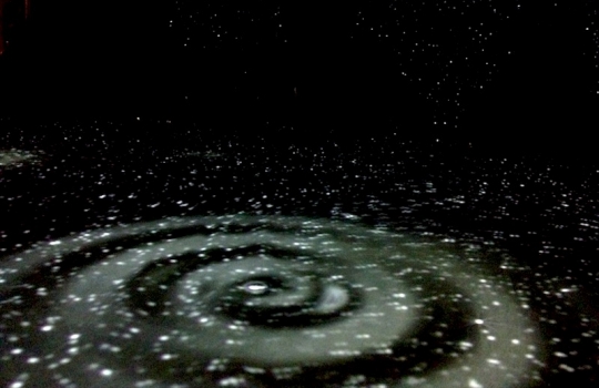 Galleria fotografica






Le prove generali








Prove del primo atto: al centro, il Bonsai di pica-pica


















Comincia la nostra esperienza: occhio all'indirizzo del centro Arts Santa Monica








Fuori staziona il van di Girona con tutto il nécessaire commestibile








Dentro, la targa coi ringraziamenti a tutti coloro che hanno lavorato al progetto








Per arrivare al set dell'opera si attraversa una mostra che proietta in oblò teaser coi motivi anticipatori di quel che troveremo dentro








Un altro teaser








Il set prima delle trasmissioni













Si parte





