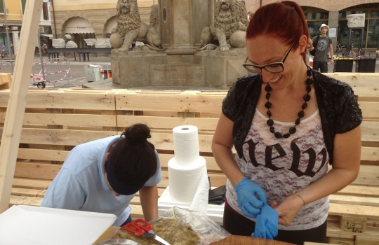 Galleria fotograficaFabio Pisani di Aimo e Nadia e il suo partner della rassegna, Davide Longoni del panificio LongoniPer Pisani e Longoni, un'apprezzatissima Rosetta di Petra con cicerchie, ciocriette selvatiche e ricotta marzoticaMarco Valletta dell'Accademia del pane e Maria Grazia Attolini della Dolcetteria di Rimini. Per loro Tondo morbido di glutin&ograve; all'origano con polpa di trota del Sile e zucchine marinate all'agretto&nbsp;(foto Sarah Scaparone)