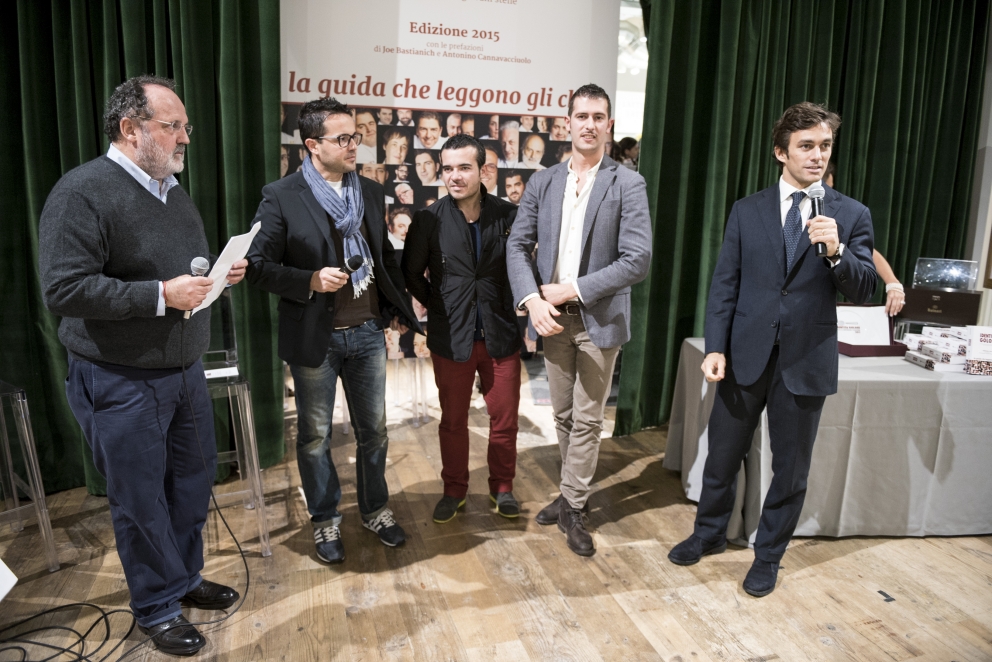 Galleria fotograficaEataly Smeraldo di Milano gremito per la presentazione della guida Identit&agrave; Golose 2015.Sul palco che spesso ospita concerti è di scena questa volta Paolo Marchi, fondatore e curatore della guida. Con lui anche Claudio Ceroni di Magenta Bureau, il braccio operativo di IG.Un'altra immagine, dall'alto......e via all'evento. Claudio Ceroni, al centro, invita sul palco il "padrone di casa" Oscar Farinetti. Coi due anche la presentatrice della serata, Tarsia Trevisan.Poi è la volta di Paolo Marchi, qui con Stefano Peccatori, direttore generale libri di Mondadori Electa, che edita la guida per il secondo anno consecutivo.Partono le premiazioni. Il primo a salire sul palco &egrave; Fabrizio Ferrari, chef de Al Porticciolo 84 di Lecco, a lui va il "Birra in cucina", premio Birra Moretti. Glielo consegna Alfredo Pratolongo, Direzione comunicazione e affari istituzionali di Heineken Italia.