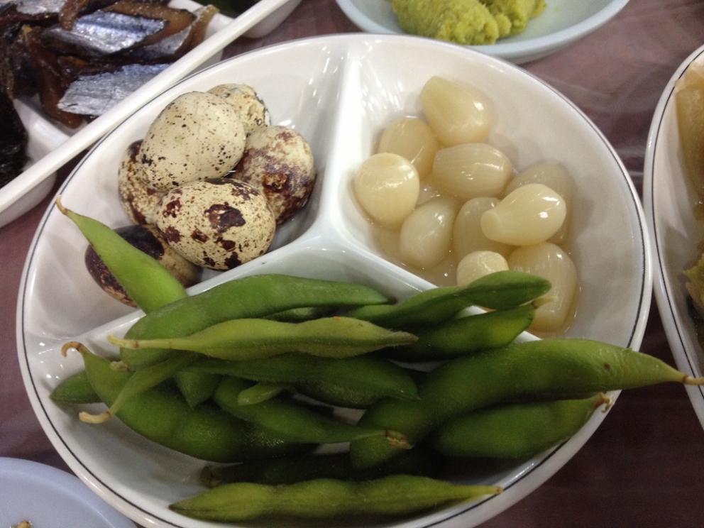 Galleria fotografica






Panoramica dal 32mo piano del Lotte Hotel di Seul. La capitale della Corea del Sud (che i locali pronunciano "sol"), con 10 milioni di abitanti (25 considerando tutta la proncia di Gyeonggi) è tra le città più popolose al mondo








Sfigurata nel Novecento dai Giapponesi (prima parte del secolo) e dalla guerra di Corea (1950-1953), oggi Seul ha un aspetto moderno, piuttosto occidentale








Con decine di milioni di turisti all'anno, Seul è tra le 10 città più visitate al mondo. Nella foto, una delle attrazioni più viste in città: il Dongdaemun Design Plaza, progettato da Zaha Adid e Samoo e completato nel marzo del 2014
 








A passeggio per il quartiere di Myeongdong, molto frequentato anche per l’alta concentrazione di ristoranti








Il viaggio era cominciato bene: tra le opzioni commestibili sui voli di Korean Air c’è proprio una squisita Bibimpap, con tanto di foglietto illustrativo








Bancarelle all’ingresso del mercato Namdaemun, tra i più popolari di Seul. Chiunque può andare e comprare; non occorrono licenze








Namdaemun, trippa a mollo








L’affitto di una bancarella al Namdaemun costa circa 2.000 dollari americani al mese, ma consente un ricavo medio mensile di almeno il doppio








Cozze giganti, molto popolari sulle tavole coreane








I mercati sono sterminati, molto puliti e per nulla caotici








All’interno del mercato, c’è anche un ristorante molto spartano e molto buono. Serve di tutto: hoe (pesce crudo), kimchi (verdure fermentate), guk tang (zuppe), bibimpap…








Baek kimchi: cavolo stufato con rape bianche, pere, prezzemolo coreano. Talvolta è servito anche con le castagne








Scodella di Bibimbap





