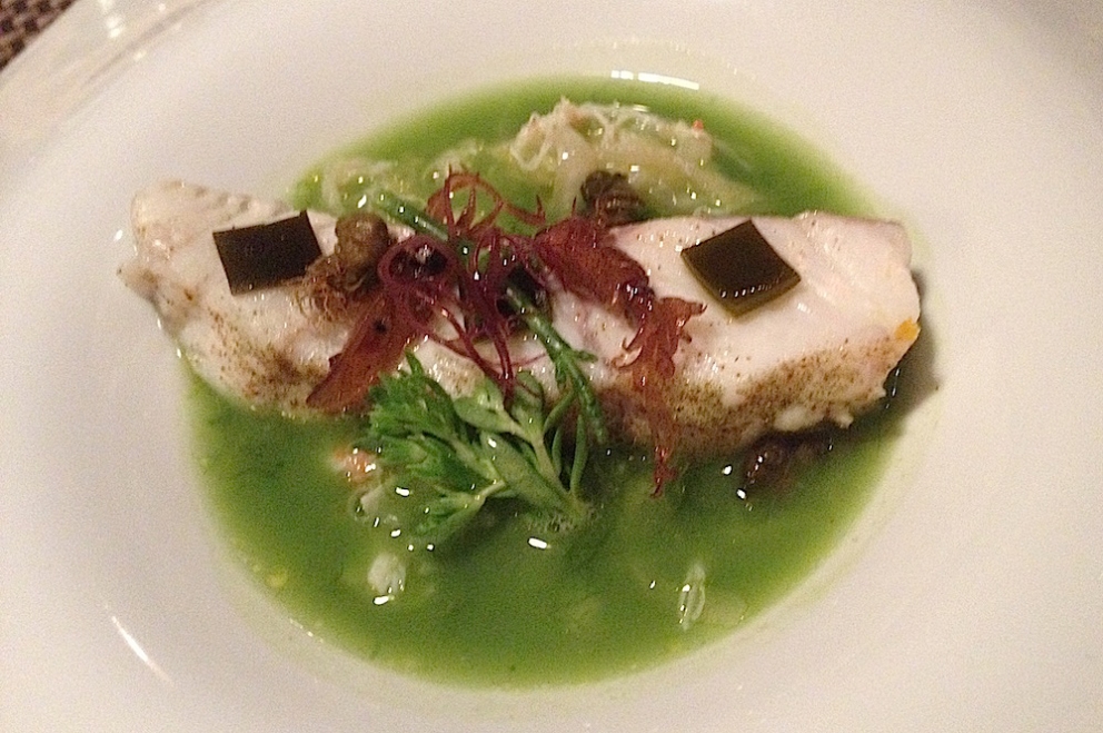 Galleria fotografica






Panoramica dal 32mo piano del Lotte Hotel di Seul. La capitale della Corea del Sud (che i locali pronunciano "sol"), con 10 milioni di abitanti (25 considerando tutta la proncia di Gyeonggi) è tra le città più popolose al mondo








Sfigurata nel Novecento dai Giapponesi (prima parte del secolo) e dalla guerra di Corea (1950-1953), oggi Seul ha un aspetto moderno, piuttosto occidentale








Con decine di milioni di turisti all'anno, Seul è tra le 10 città più visitate al mondo. Nella foto, una delle attrazioni più viste in città: il Dongdaemun Design Plaza, progettato da Zaha Adid e Samoo e completato nel marzo del 2014
 








A passeggio per il quartiere di Myeongdong, molto frequentato anche per l’alta concentrazione di ristoranti








Il viaggio era cominciato bene: tra le opzioni commestibili sui voli di Korean Air c’è proprio una squisita Bibimpap, con tanto di foglietto illustrativo








Bancarelle all’ingresso del mercato Namdaemun, tra i più popolari di Seul. Chiunque può andare e comprare; non occorrono licenze








Namdaemun, trippa a mollo








L’affitto di una bancarella al Namdaemun costa circa 2.000 dollari americani al mese, ma consente un ricavo medio mensile di almeno il doppio








Cozze giganti, molto popolari sulle tavole coreane








I mercati sono sterminati, molto puliti e per nulla caotici








All’interno del mercato, c’è anche un ristorante molto spartano e molto buono. Serve di tutto: hoe (pesce crudo), kimchi (verdure fermentate), guk tang (zuppe), bibimpap…








Baek kimchi: cavolo stufato con rape bianche, pere, prezzemolo coreano. Talvolta è servito anche con le castagne








Scodella di Bibimbap








Uova di quaglia bollite, aglio e edamame








A chiusura del pasto, ecco una bella zuppa fumante (erano le 8 del mattino)








Zuppa di alghe e merluzzo








Mingles, sulla Cheongdam-dong nel quartiere di Gangnam-gu, è l’indirizzo più interessante di cucina coreana contemporanea. L’ha aperto poco più di un anno fa Mingoo Kang, tornato a casa dopo esperienze da Martin Berasategui e da Nobu Bahamas








Mingoo Kang propone un solo menu degustazione da 88.000 won (circa 70 euro). Ognuno dei piatti contiene sempre un elemento fermentato








Mingles esprime un approccio creativo fondato però sulle salse fermentate, pilastro della cucina coreana tradizionale: cho (aceto), gan-jang (salsa di soia), gochu-jang (pasta molto piccante di peperoni rossi, fagioli di soia bolliti e sale), doen-jang (pasta di fagioli di soia), erbe e spezie








Composizione iniziale di amuse bouche. Da sinistra a destra: Polpo, foglia di senape e pasta di aioli fermentata; Gelatina di bacche omija, zuppetta di asparagi bianchi, mirtilli e spuma di aceto nero e Pera arrotolata nella sogliola (salsa di gochu jang marinata nello yuzu), uva e peperoncino








Sandwich di fegato di rana pescatrice in sfoglia di miele su chip di funghi








Insalata di noodle di riso con senape coreana, spuma di tofu, alghe marinate, abalone e aragosta








Torchon di foie gras marinato nel doen jang (pasta di fagioli di soia), vino di prugne dorate corane e kimchi bianco





