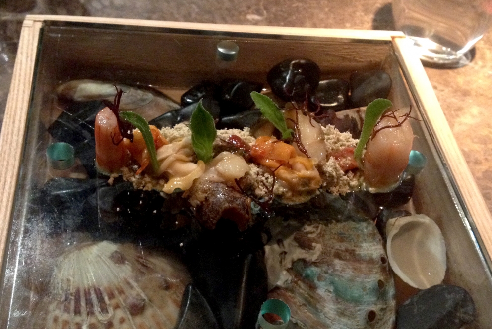 Galleria fotografica






Panoramica dal 32mo piano del Lotte Hotel di Seul. La capitale della Corea del Sud (che i locali pronunciano "sol"), con 10 milioni di abitanti (25 considerando tutta la proncia di Gyeonggi) è tra le città più popolose al mondo








Sfigurata nel Novecento dai Giapponesi (prima parte del secolo) e dalla guerra di Corea (1950-1953), oggi Seul ha un aspetto moderno, piuttosto occidentale








Con decine di milioni di turisti all'anno, Seul è tra le 10 città più visitate al mondo. Nella foto, una delle attrazioni più viste in città: il Dongdaemun Design Plaza, progettato da Zaha Adid e Samoo e completato nel marzo del 2014
 








A passeggio per il quartiere di Myeongdong, molto frequentato anche per l’alta concentrazione di ristoranti








Il viaggio era cominciato bene: tra le opzioni commestibili sui voli di Korean Air c’è proprio una squisita Bibimpap, con tanto di foglietto illustrativo








Bancarelle all’ingresso del mercato Namdaemun, tra i più popolari di Seul. Chiunque può andare e comprare; non occorrono licenze








Namdaemun, trippa a mollo








L’affitto di una bancarella al Namdaemun costa circa 2.000 dollari americani al mese, ma consente un ricavo medio mensile di almeno il doppio








Cozze giganti, molto popolari sulle tavole coreane








I mercati sono sterminati, molto puliti e per nulla caotici








All’interno del mercato, c’è anche un ristorante molto spartano e molto buono. Serve di tutto: hoe (pesce crudo), kimchi (verdure fermentate), guk tang (zuppe), bibimpap…








Baek kimchi: cavolo stufato con rape bianche, pere, prezzemolo coreano. Talvolta è servito anche con le castagne








Scodella di Bibimbap








Uova di quaglia bollite, aglio e edamame








A chiusura del pasto, ecco una bella zuppa fumante (erano le 8 del mattino)








Zuppa di alghe e merluzzo








Mingles, sulla Cheongdam-dong nel quartiere di Gangnam-gu, è l’indirizzo più interessante di cucina coreana contemporanea. L’ha aperto poco più di un anno fa Mingoo Kang, tornato a casa dopo esperienze da Martin Berasategui e da Nobu Bahamas








Mingoo Kang propone un solo menu degustazione da 88.000 won (circa 70 euro). Ognuno dei piatti contiene sempre un elemento fermentato








Mingles esprime un approccio creativo fondato però sulle salse fermentate, pilastro della cucina coreana tradizionale: cho (aceto), gan-jang (salsa di soia), gochu-jang (pasta molto piccante di peperoni rossi, fagioli di soia bolliti e sale), doen-jang (pasta di fagioli di soia), erbe e spezie








Composizione iniziale di amuse bouche. Da sinistra a destra: Polpo, foglia di senape e pasta di aioli fermentata; Gelatina di bacche omija, zuppetta di asparagi bianchi, mirtilli e spuma di aceto nero e Pera arrotolata nella sogliola (salsa di gochu jang marinata nello yuzu), uva e peperoncino








Sandwich di fegato di rana pescatrice in sfoglia di miele su chip di funghi








Insalata di noodle di riso con senape coreana, spuma di tofu, alghe marinate, abalone e aragosta








Torchon di foie gras marinato nel doen jang (pasta di fagioli di soia), vino di prugne dorate corane e kimchi bianco








Branzino al vapore con calamari mignon brasati in cima e alga combu, brodo di alghe, granchio e kimchi bianco








Cracker di alghe e tapioca con polvere di tartufo, uova di salmone, melanzana e purea di mango








Noodle di umami (capelli d’angelo, pasta di alghe e inchiostro di seppia), brodo di pollo e pesce, spuma di lemongrass, ricci di mare, ostriche fritte e gambero








Per dessert, Crème brulee di jang tro, pican di gan-jang, gochu-jang, gelato alla vaniglia e spuma di whisky








La squadra del ristorante Mingles fa festa a fine cena coi colleghi dell’Osteria Francescana. Al centro, Massimo Bottura, presenza illustre del Seoul Gourmet Festival (leggi qui)








Al centro, Vivian Han, patron del ristorante Congdu, uno dei più quotati in città, il posto ideale esperire la doppia anima della cucina coreana, tra la tradizione e una avanguardia moderata. Con lei si riconoscono lo chef Hwan Eui Lee e Chris Kwon, regista di sala (foto David Rosengarten)








The bella veranda del ristorante Congdu, indirizzo 116-1 Deoksu Palace








Spalla di maiale Jeju cotta in bassa temperatura per 48 ore con gimchi invecchiato








Carpaccio di manzo con 3 tipi di salsa di soia stagionata, caviale e insalata di fiori








Il cocktail più noto del Congdu: makgeolli di fagioli neri e ginseng rosso invecchiato 6 anni








AND dining, il ristorante di Jinmo Jang, si trova sulla Hannam-dong, quartiere di Yongsan-gu, quartiere vivace ad alto tasso hispter nella periferia meridionale della città. Si accede al ristorante di fine dining da una porticina, dopo aver passato una caffetteria da colazione








E’ un bancone di soli 8 coperti in tutto, con 3 persone in cucina. Solo menu degustazione da 130.000 won (105 euro circa)








Jinmo Jang, 30 anni, e il suo sous chef ByeongCheol Mun, 21 anni. La cucina di AND parte da una base coreana ma poi spazia in tutto il mondo, con richiami alla Nordic Cuisine e ampie parentesi anche al tecno-emozionale di stampo spagnolo (sifoni, maltodestrine, eccetera)








Amuse bouche: Minisandwich di mela e formaggio di capra, croquette alla carota e arancio, latte di tigre e tuorlo d’uovo al tartufo. Sotto, tartufo al cioccolato e gochujang








Tartare di capasanta con latte di ricci di mare e neve





