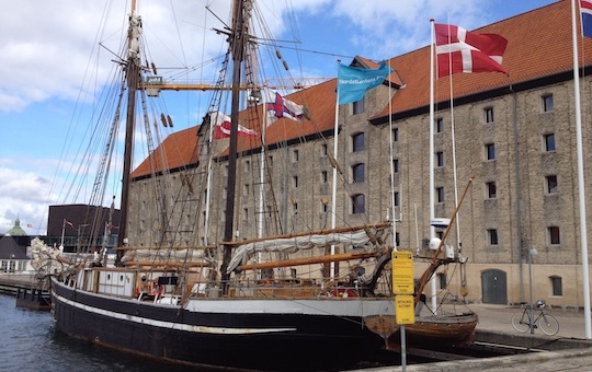 Galleria fotografica






In cammino verso il Noma. Il ristorante è al piano terra del palazzone più a sinistra. Per arrivarci dalla popolare insenatura di Nyhavn (il punto da cui è scattata la foto), occorre fare un bel giro. Ma si notano i lavori per la costruzione di un ponte. Che condurrà dritto all'insegna








Altra prospettiva sul Noma da Nyhavn. Il ristorante galleggia sulla Christianshavn, una delle tante isole artificiali che compongono Copenhagen








Di là del fiume, sulla lunga via che conduce allo spiazzo del Noma








Uno scenario molto tranquillo, di case pastello. Il silenzio è perché vanno tutti in bici













Al massimo si sente rombare qualche scafo





