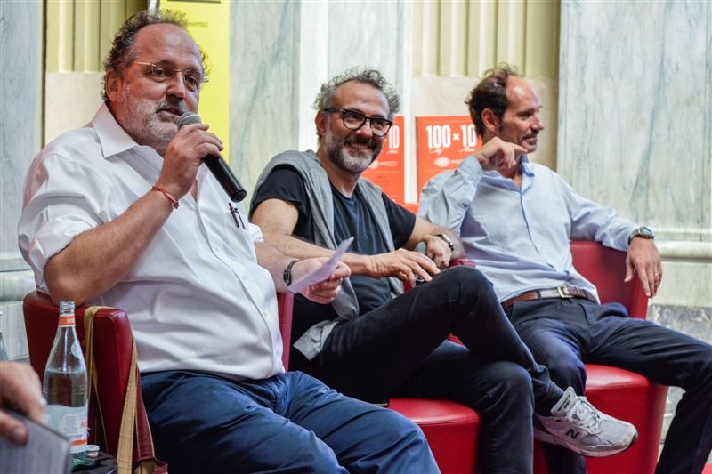 Galleria fotograficaLa presentazione di "100 chef x 10 anni": il microfono a Claudio Ceroni, patron MAGENTAbureauPaolo Marchi con Massimo BotturaGli chef affacciati alla balconata della Stazione Centrale di MilanoIl saluto degli chefSpazio agli autori e ai curatori di "100 chef x 10 anni": Giulia Corradetti, Annalisa Cavaleri, Carlo Passera. Con loro, Claudio Ceroni e Paolo MarchiLuciano Monosilio, Luca De Santi, Anthony Genovese, Cesare Battisti, Francesco ApredaClaudio Ceroni intervistato