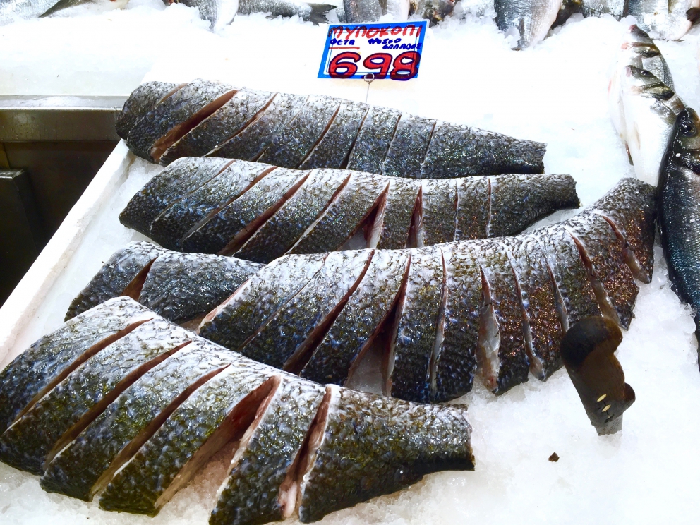 Photogallery






Breakfast with koulouri: you can find it all over town, we've chosen a kiosk between Korai and Stadiou, a stone's throw away from the university and not far from Psiri, the market area








Second stop, at Krinos (Aiolou 87): since 1922 it is the temple of loukoumades, pancakes fried in sesame oil and covered in honey and chopped almonds (loukuma is a word of Arab origins meaning nibble). A 6-piece portion costs 3.60 euros








The meat and fish market at Varvakios Agora (Athinas 42, a short walk from Krinos)








Come and grab some lamb!





