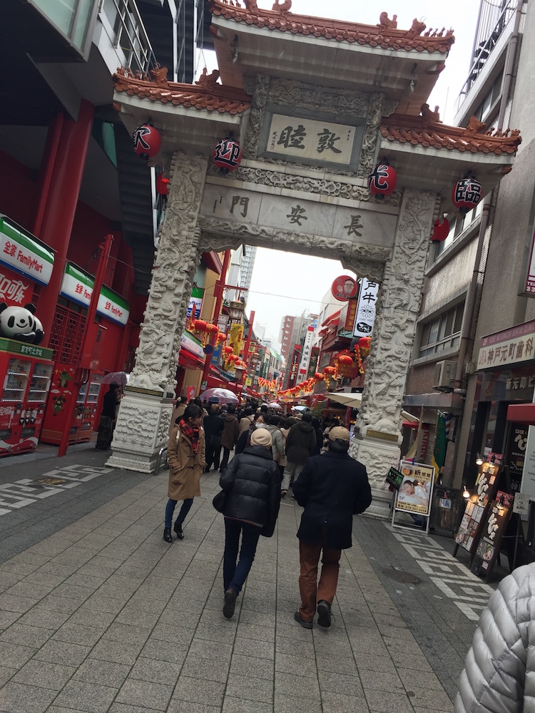 Galleria fotograficaKobe, un milione e mezzo di abitanti, &egrave; la capitale tranquilla della prefettura giapponese di Hyogo, a sua volta inserita nella macro-regione di Kansai, raggiungibile dall&rsquo;aeroporto internazionale di Osaka. Kobe dista da Osaka un&rsquo;oretta di macchina e 23 minuti di Shinkansen, i treni ad alta velocit&agrave; del Giappone. La tratta Kobe-Tokyo, circa 550 chilometri, si percorre in appena 2 ore e mezza
La prefettura di Hyogo - divisa nelle 4 province di Settsu (Kobe), Harima, Tamba e Tajima - unisce due coste: il mare del Giappone e il mare di Seto nel Pacifico a sud. Il suo simbolo &egrave; il castello di Himeji, patrimonio mondiale dell&rsquo;umanit&agrave; Unesco, eretto nel 1601. Tra poche settimane, tutt&rsquo;attorno, cominceranno a fiorire i ciliegi, uno spettacolo molto atteso&nbsp;(foto&nbsp;dronestagr.am)
La fama di Kobe accrebbe nel 1868 quando venne aperto il porto, che oggi dialoga con 500 altri porti di 130 paesi nel mondo. &Egrave; una tappa popolare per le navi da crociera. Kobe &egrave; un centro importante per le industrie pesanti e l&rsquo;acciaio: tra le altre, Kawasaki, Mitsubishi e Toshiba (foto seanews)

&nbsp;
Uno dei poli&nbsp;gastronomici pi&ugrave; vivaci di Kobe &egrave; sotterraneo, nel centro commerciale di Sogo. Decine di isole curatissime, con prodotti gastronomici di ogni genere. In primis, esercizi di patisserie e chocolaterie, una replica perfetta dei modelli francesi
Il pane &egrave; un simbolo importante per la gastronomia di Kobe, per i locali e per gli expat, circa 40mila residenti da tutto il mondo
I macaron, molto popolari nella Kobe bene
Passiamo alle meraviglie della gastronomia giapponese autentica: sempre sotto al centro commerciale Sogo, drappi di tessuto tinti con ideogrammi nascondono gli ingressi di piccole tavole a conduzione familiare, come questo teppanyiaki. Quattro tavoli in tutto, ognuno con piastra, per arroventarsi qualsiasi cosa. Nel nostro caso, soba meshi (noodle fritti con carne) e okonomiyaki, sorta di frittata. Vietato indossare maglioni pregiati
