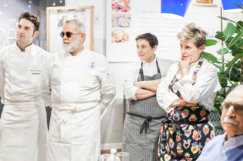 Galleria fotografica






L'ingresso di Eataly Smeraldo a Milano, vestito a festa per il decennale. Il primo Eataly aprì al Lingotto di Torino il 27 gennaio 2007. Milano inaugurò nel marzo 2014









121 i coperti della cena celebrativa milanese, distribuiti al secondo piano









Antonia Klugmann si prepara









Foto di gruppo prima della cena. Si incaricano dell'introduzione della serata, dei cuochi e dei piatti Stefano Murialdo, direttore di Eataly Milano (al centro) e Gabriele Zanatta di Identità Golose (a sinistra)









Bartolini, Tokuyoshi, Berton, Ruggieri e Tassa






