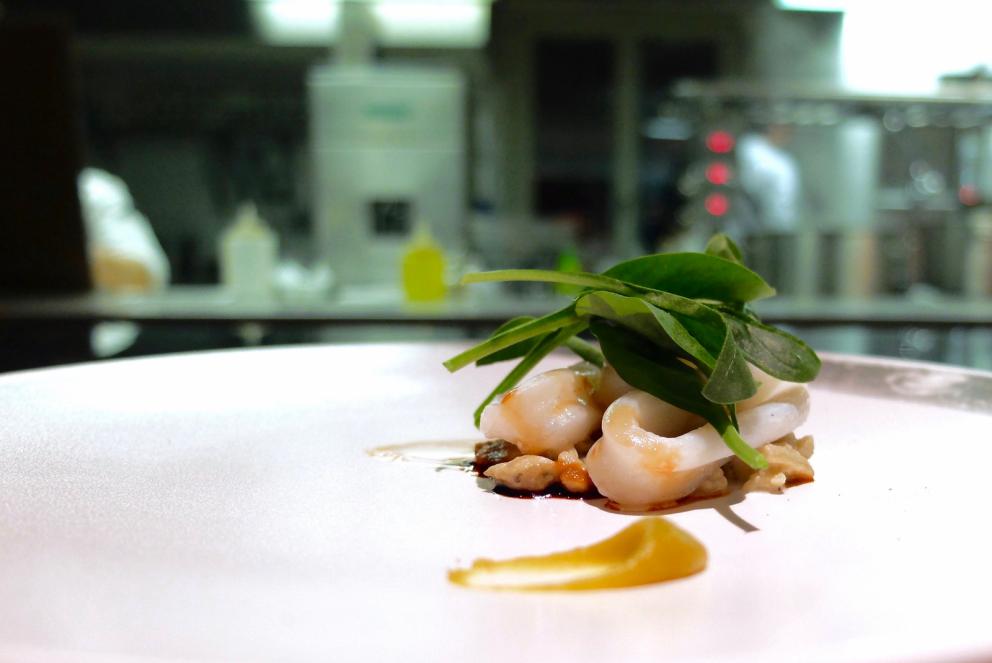 Photogallery






A new Lorenzo Cogo at the new El Coq, since July 2016 in the heart of Vicenza









At the entrance, the Carlton library by Ettore Sottsass, a great designer, founder of the  Memphis Group. In fact, it is entirely made in sugar, the work of artist Marco Chiurato

 









We get to the first floor: the perspective at the entrance recalls the depth of Palladio’s works









The elegant dining room









Precious cutlery by Giò Ponti for Sambonet. Everything is studied: the colour of the tablecloth is inspired by the roof of the Basilica Palladiana









The view from the dining room...









...and from the kitchen









Let’s start: Cherry tomato, angustura, vegetable jus. All the photos of the dishes are by Tanio Liotta









Beetroot macaroons with radicchio and Béarnaise sauce with mint 









Choux pastry with peanut cream and dried bacon 









Doughnut with goat cheese and curry cream: the last appetizer









Fondale marino, scalogno, salmone e salicornia: the shallot is chargrilled, there’s peppermint mousse, powdered salmon, and granita made with sea asparagus and orange bitter









Amberjack belly, rosola and peas: an improvisation based on what was available from the market. Fish and peas are chargrilled, then there’s a vinaigrette of pods and rosole, poppies






