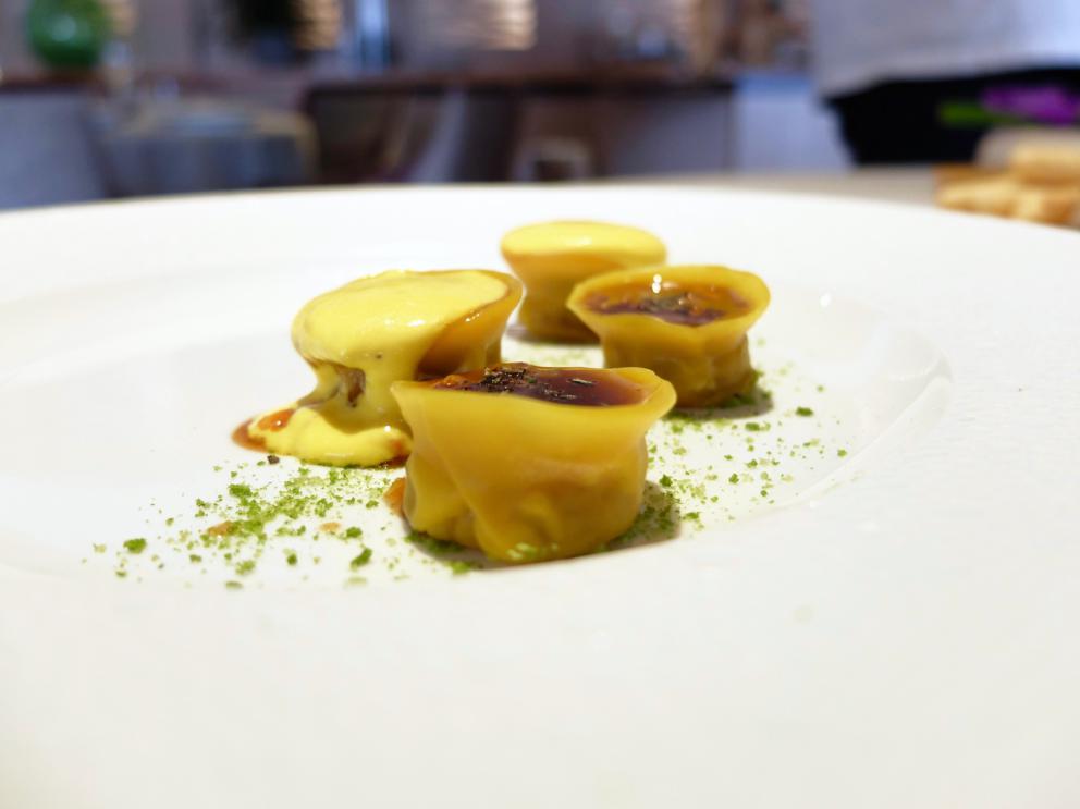 Galleria fotograficaUn pranzo spettacolare grazie a Michela ed Emanuele Scarello. Lo raccontano gli scatti di Tanio Liotta. S'inizia con gli appetizer: Sfera di zucchine trifolate e gel di menta, Cono di insalata russa e farina di ceci, Cialda di fagioli, lenticchie e amaranto e patate di Godia, Spugna di erbe verdi e cipolla fondente, Meringa al formaggio soffiato, Croccante di pistacchi, Grana Padano e caff&eacute;. E ancora: prosciutto crudo San Daniele Dall'Ava, grissini di polenta, ricotta fresca con erba cipollina
Gocce di cipolla con siero di latte, aglio orsino e caviale: piatto insieme delicato e di classe
Parfait di seppia con il suo nero e tuorlo candito al burro. La seppia &egrave; prima cotta a poi tostata, la consistenza perfetta
Solo d&rsquo;alghe,&nbsp;la mia insalata di mare: piatto indimenticabile, &laquo;non ci sono cozze, seppie n&eacute; rucola&raquo;, bens&igrave; sette tipi d'alga e quattro piante alofite, poi panna cotta salata al bergamotto, maionese d'agrumi, yogurt al pompelmo... Quindi acqua di mare, si degusta con un vermuth agricolo Santon aromatizzato al santonego, ossia l'artemisia di Grado. Eccelso, il piatto compie un anno di vita, &laquo;ne dedichiamo ogni anno uno al mare&raquo;
Erbe di campo&nbsp;con tartare di crostacei e brodo d&rsquo;asparagi
Tortelli di carciofo violetto&nbsp;con filetto d&rsquo;agnello, aglio dolce e crema soffice di topinambur
Traduzione della Tradizione:&nbsp;la pasta e fagioli di Scarello, con aglio gentile e aria di Grana Padano
