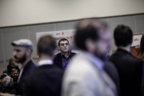 Galleria fotograficaHangar Bicocca, via Chiese 2, Milano. Per la prima volta teatro della presentazione della Guida di Identit&agrave;, &egrave; uno spazio polifunzionale nato nel 2004 dalla riconversione a spazio d&rsquo;arte contemporanea di un ex stabilimento appartenuto alla BredaAperto da gioved&igrave; a domenica, dalle 11 alle 23L'Hangar &egrave; anche HB Kids, programma di attivit&agrave; concepito apposta per i bimbi dai 12 ai 14 anni e le loro famiglie&nbsp;I Sette Palazzi Celesti di Anselm Kiefer, mostra permanente dell'HangarCon le permanenti, anche splendide mostre temporanee come Unidisplay di Carsten Nicolai, a&nbsp;cura di Chiara Bertola e Andrea LissoniSedie in attesa della conferenza di Identit&agrave;Claudio Scavizzi, regista di produzione, Magenta BureauRiunione pre-conferenza: Cinzia Benzi, colonna commerciale di Identit&agrave; Golose e Paolo MarchiAll'accoglienza: Annalisa Bianchi ed Elisa Pella di Magenta Bureau