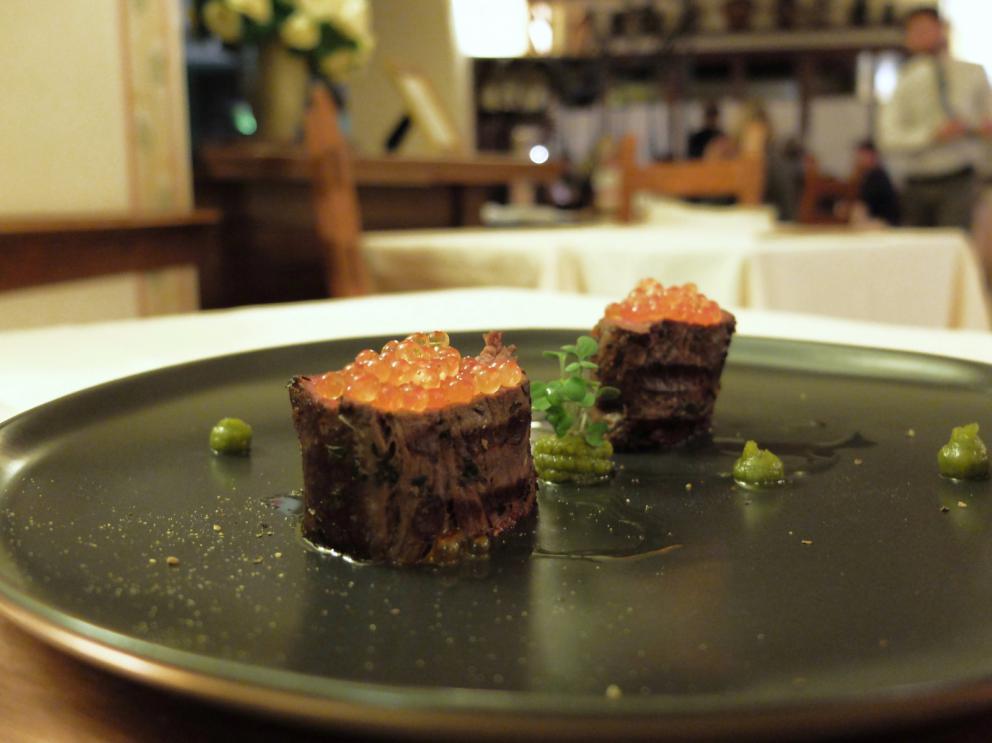 Galleria fotograficaLa nostra cena a La Subida negli scatti di Tanio Liotta. Ricotta salata su letto di polenta
Bruscandoli, pane condito, sclopit, uovo di quaglia
Dadolata di cervo e salmerino, insalata di topinambur, nuvola di polenta dorata: squisito
Girini: briciole di pasta, germogli, asparago selvatico, fiori di salvia selvatica e aglio orsino, sclopit e pomodoro. Delizia
Mlinci: pasta fresca, leggermente abbrustolita, condita con i prodotti dell'orto e dadolata d'oca
Crema di asparagi verdi con misticanza di erbe e germogli primaverili, uova di trota
Gnocchi di patate, cuore di fegato grasso d'oca, spugnole e aglio orsino
