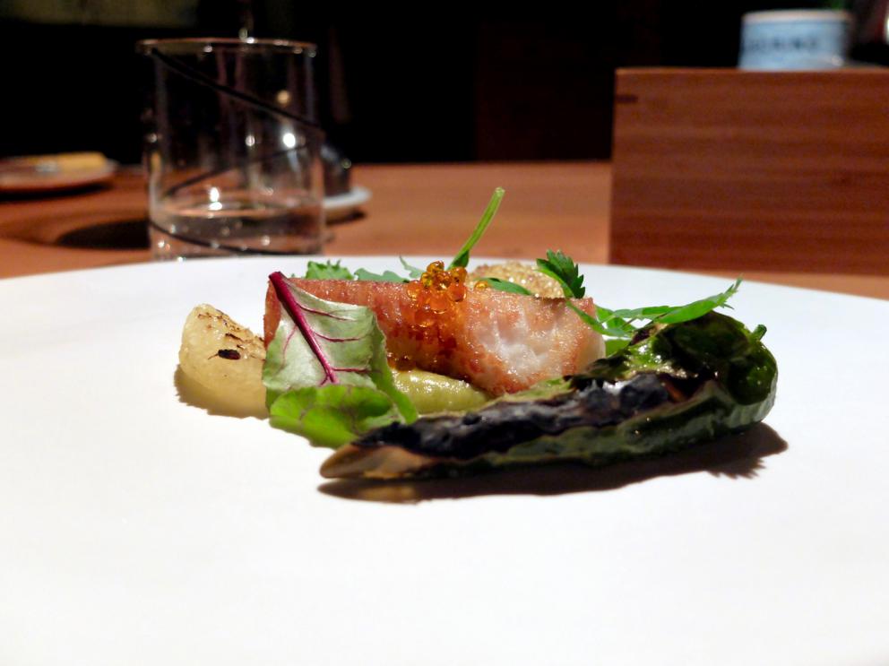 Galleria fotografica






Bellissima cena da Milone negli scatti di Tanio Liotta. Si inizia con un Tris di antipastini all'italiana, l'abbinamento è con una camomilla calda (!). Qui Cocktail in salsa Aurora… 30 anni dopo, ossia il cocktail di gamberi senza gamberi: tapioca, salsa rosa, uova di pesce volante e di trota, lattuga scondita. Gran livello









Sempre dal Tris, il secondo piatto: Insalata di pollo. Si tratta di misticanza all'olio di melissa con fondo di pollo e pelle di pollo croccante. Anche questo buonissimo









Ultimo piatto del Tris, riuscitissimo, sono le Uova ripiene: tuorlo d'uovo marinato a freddo, marshmellow al finocchietto, yogurt di erbette, finocchietto marino, perlage al tartufo









Erbe e fiori del nostro orto, ossia crudo di gamberi rossi, erbe, succo di melone e noci verdi in carpione. Delicatissimo, piacevolissimo









Grandissimo piatto: Triglia cotta in foglie di alloro. La triglia è perfetta, le foglie di alloro si mangiano, sono croccanti e si sposano perfettamente, poi succo di triglia, riduzione di alloro e maionese di mandarino









Calamaro cotto e crudo (la testa marinata nell'olio di cedro, i ciuffetti fritti), sabbia di pane, cedro, rucola al wasabi e maionese di plancton






